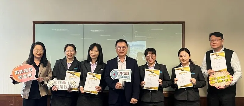 富邦人壽總經理陳世岳(中)頒發獎狀公開表揚打詐有功人員。（富邦金控提供）