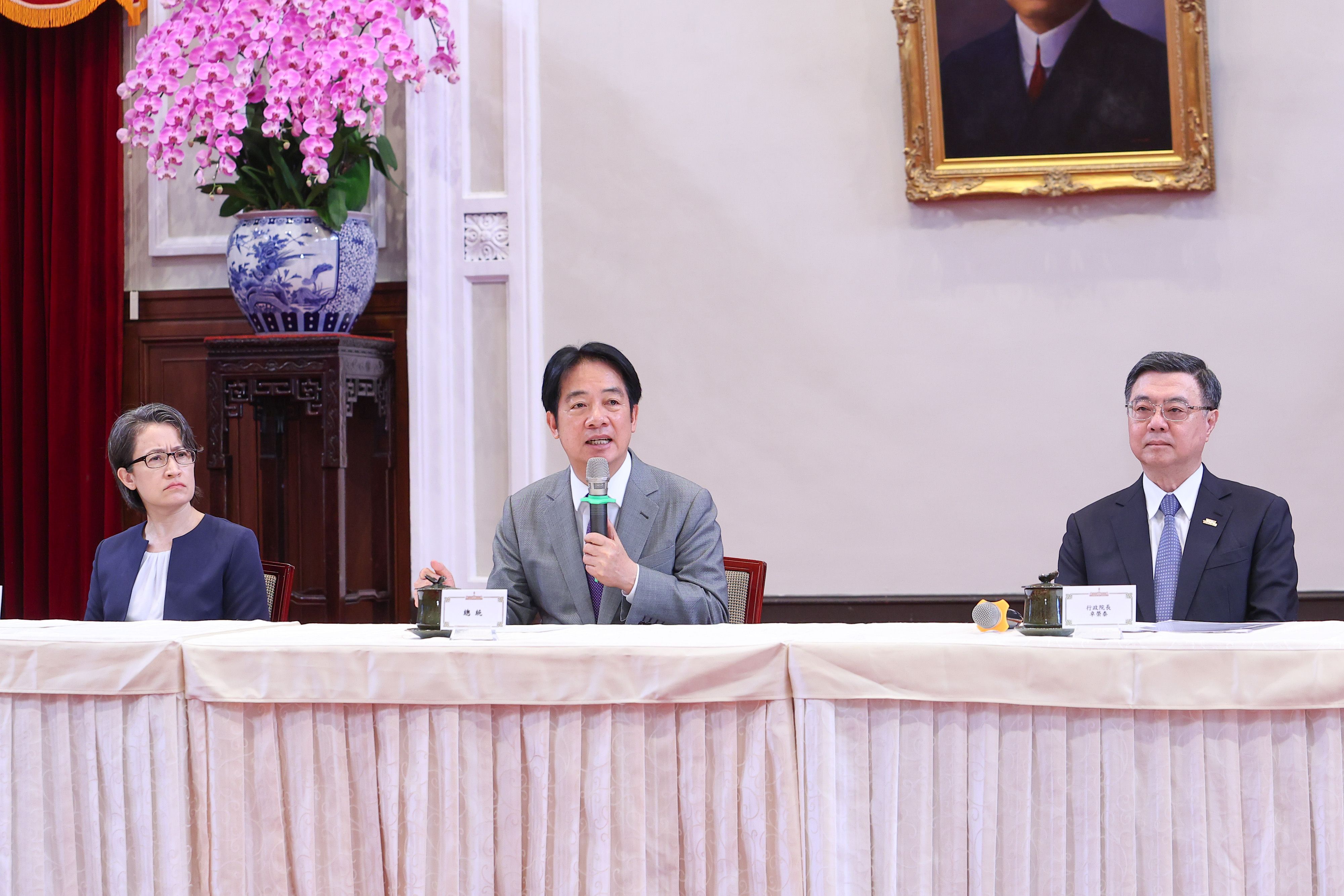 20250801-總統賴清德（中）、副總統蕭美琴（左）、行政院長卓榮泰（右）1日召開「因應美國對等關稅政策」記者會。（顏麟宇攝）