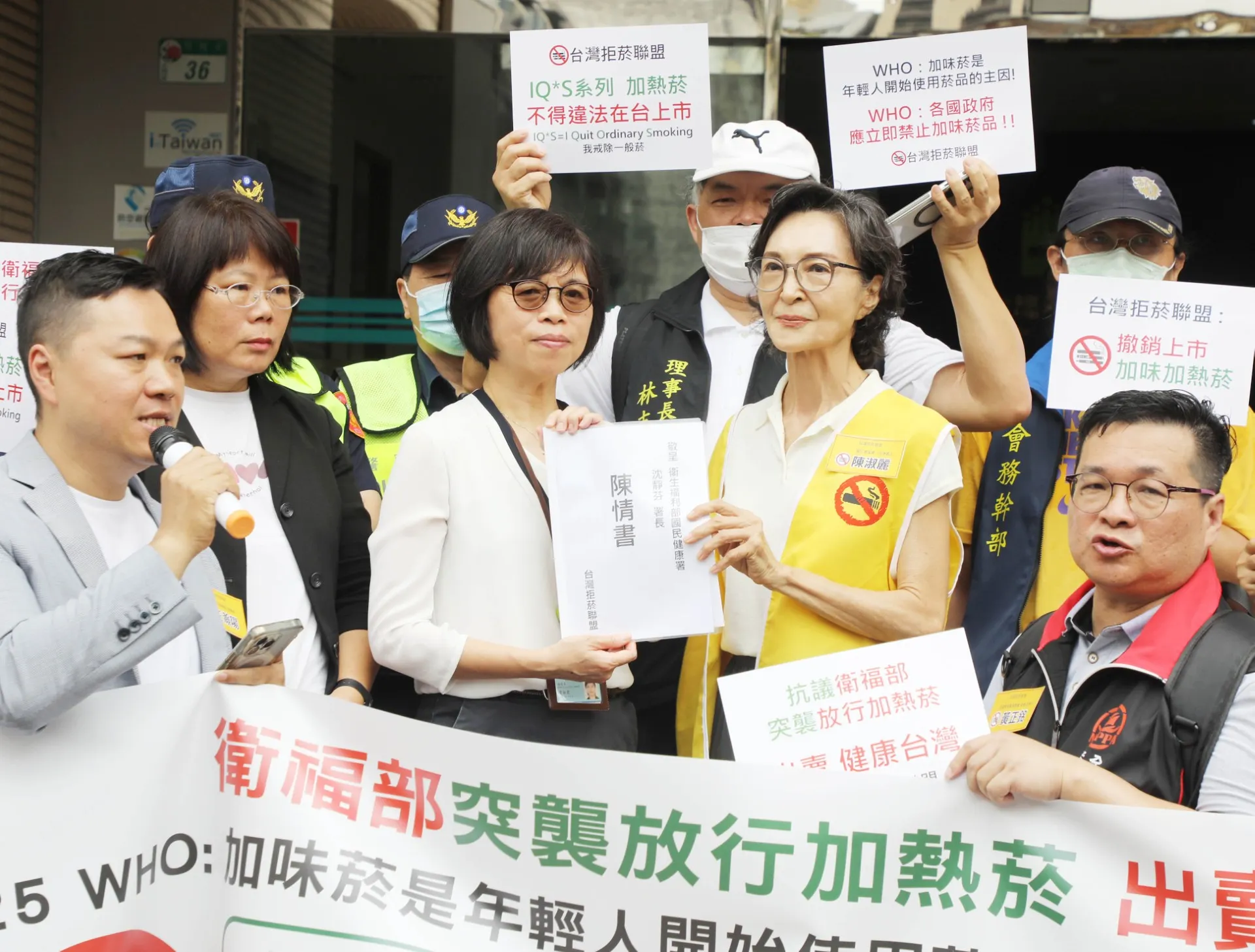 20250801-國健署方面由副署長賈淑麗（左三）代表接下陳情書。（董氏基金會提供）