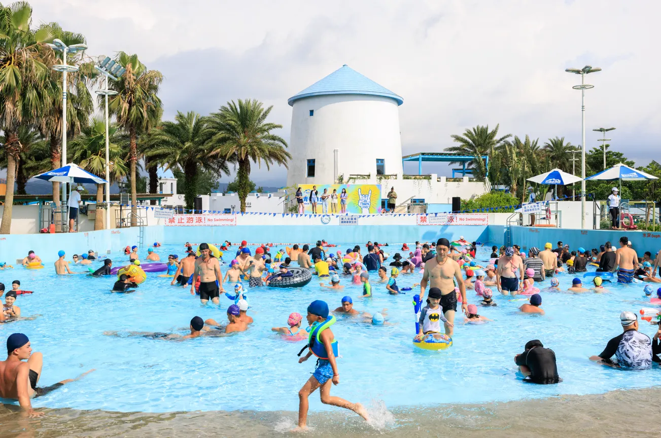 炎炎夏日消暑，六福水樂園碧海藍天造浪池深受大小朋友喜愛。（圖／六福旅遊集團提供）