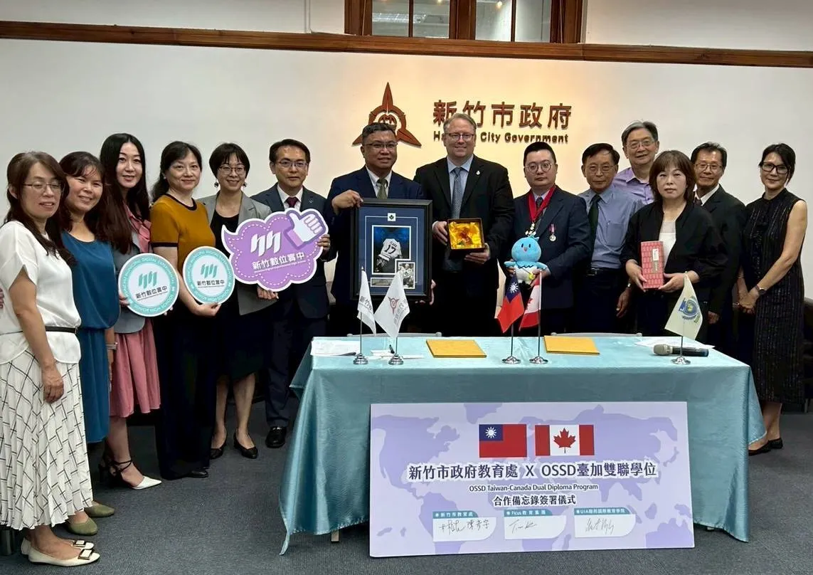 新竹市首度啟動國際雙聯學程合作盛事，臺加代表與會貴賓一同見證歷史性時刻。（圖／新竹市政府提供）