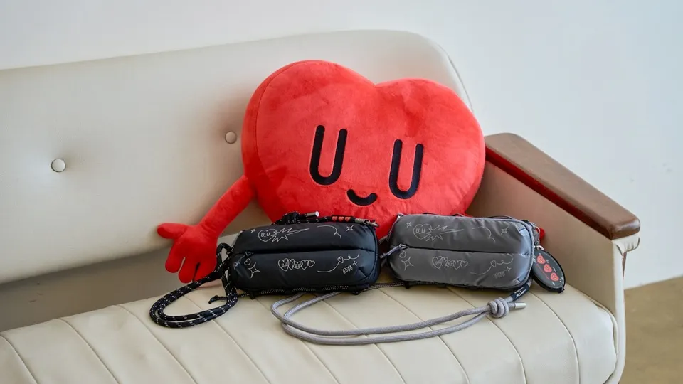 繩 Kurt 愛掛繩包隨附 8.3 mm 掛繩（左：出遊黑＋厭世黑；右：無塵灰＋帶你灰）。（圖／MAGEASY提供）