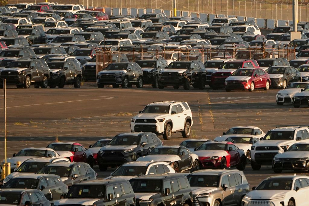 2025年7月31日。日本進口車輛停在加州長灘港的豐田物流服務公司停車場。（AP）