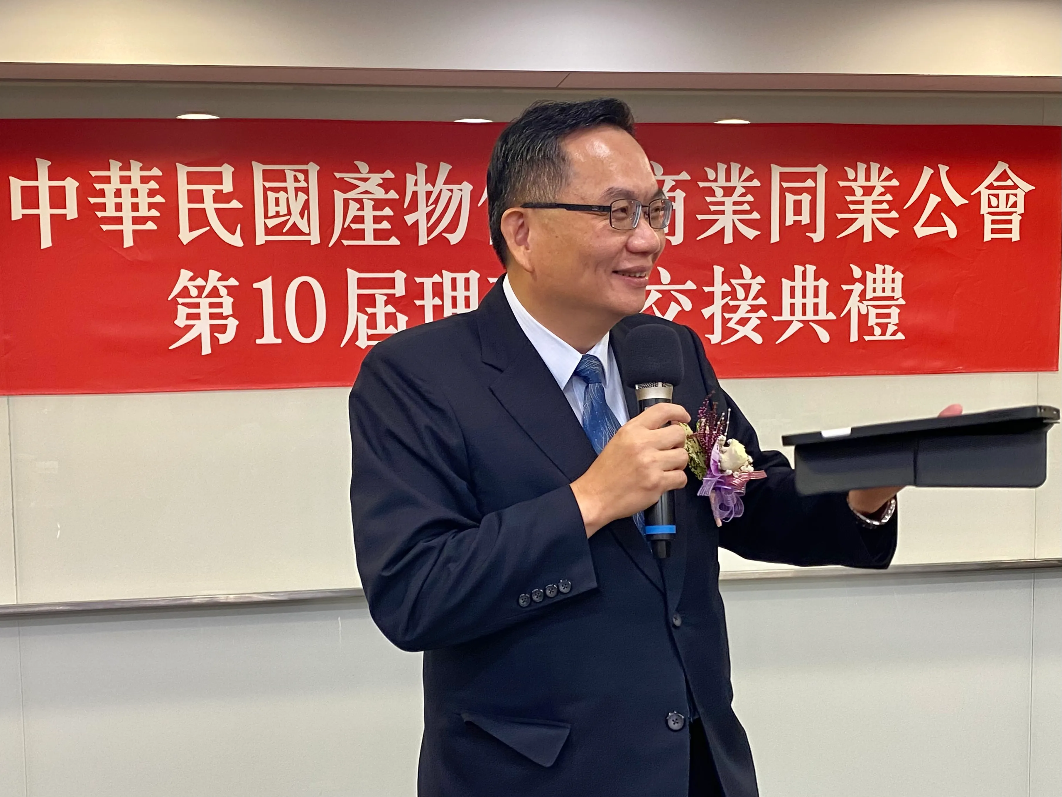 20250801－國泰世紀產險總經理陳萬祥是平板電腦愛用者，當選致詞也平板不離手。（陳怡慈攝）