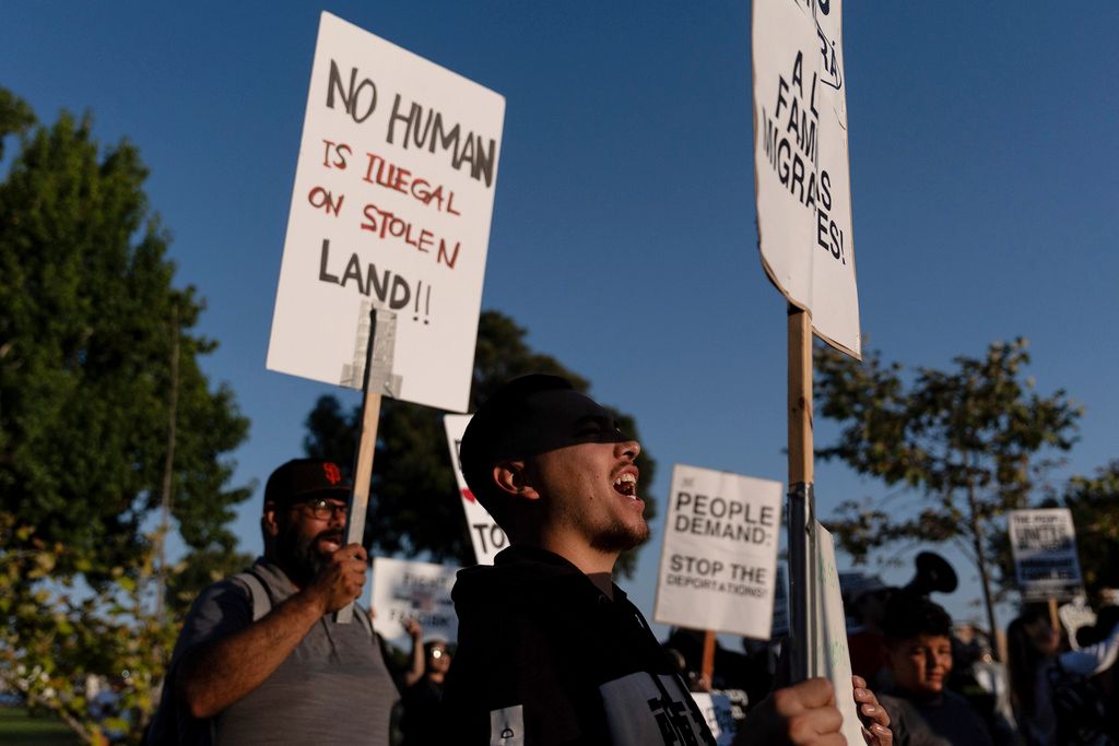 2025年7月18日。示威者在加州奧克斯納德抗議最近發生的移民突襲時高呼口號。（AP）