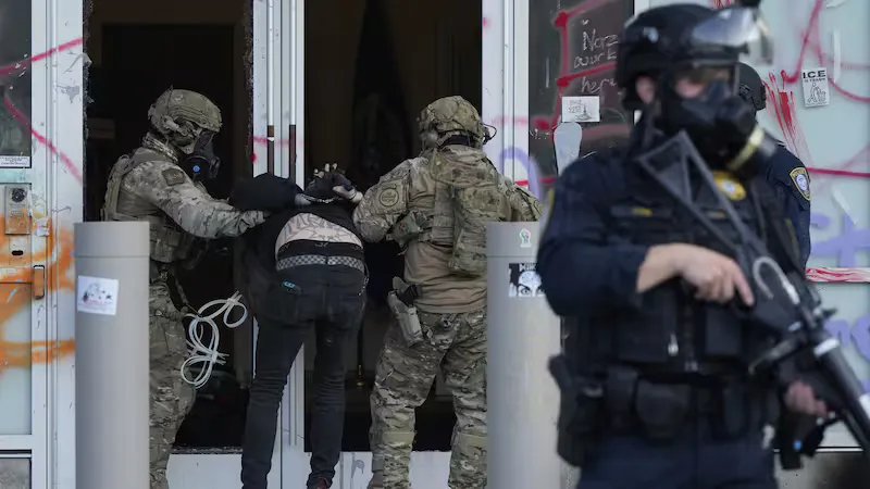  2025年6月14日。美國海關與邊境保護局（U.S. Customs and Border Protection）特工逮捕了一名男子。（AP）