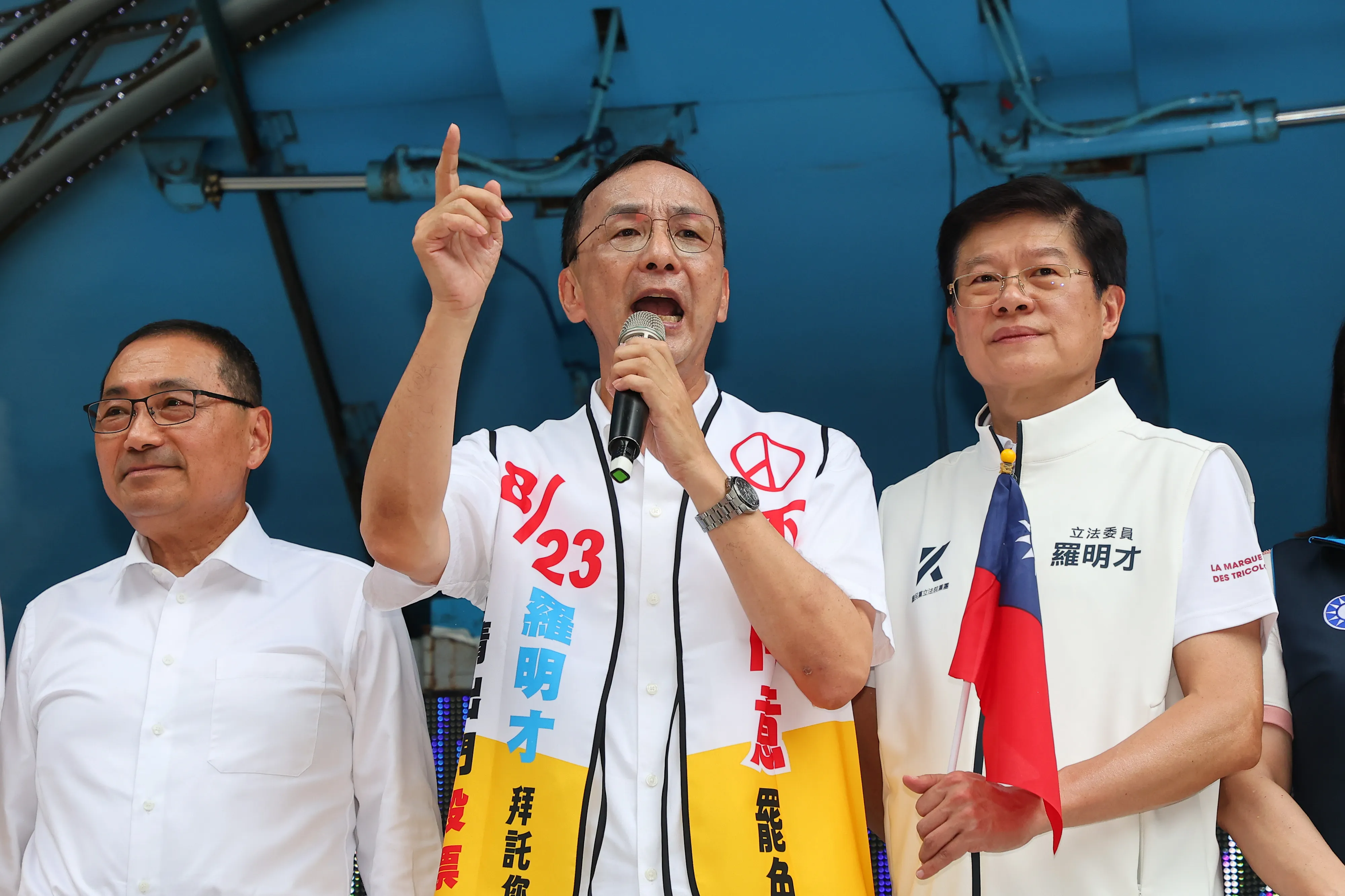 20250802-国民党主席朱立倫（中）2日出席羅明才「反惡罷，戦独裁 」後援会成立大会。（顔麟宇撮影）