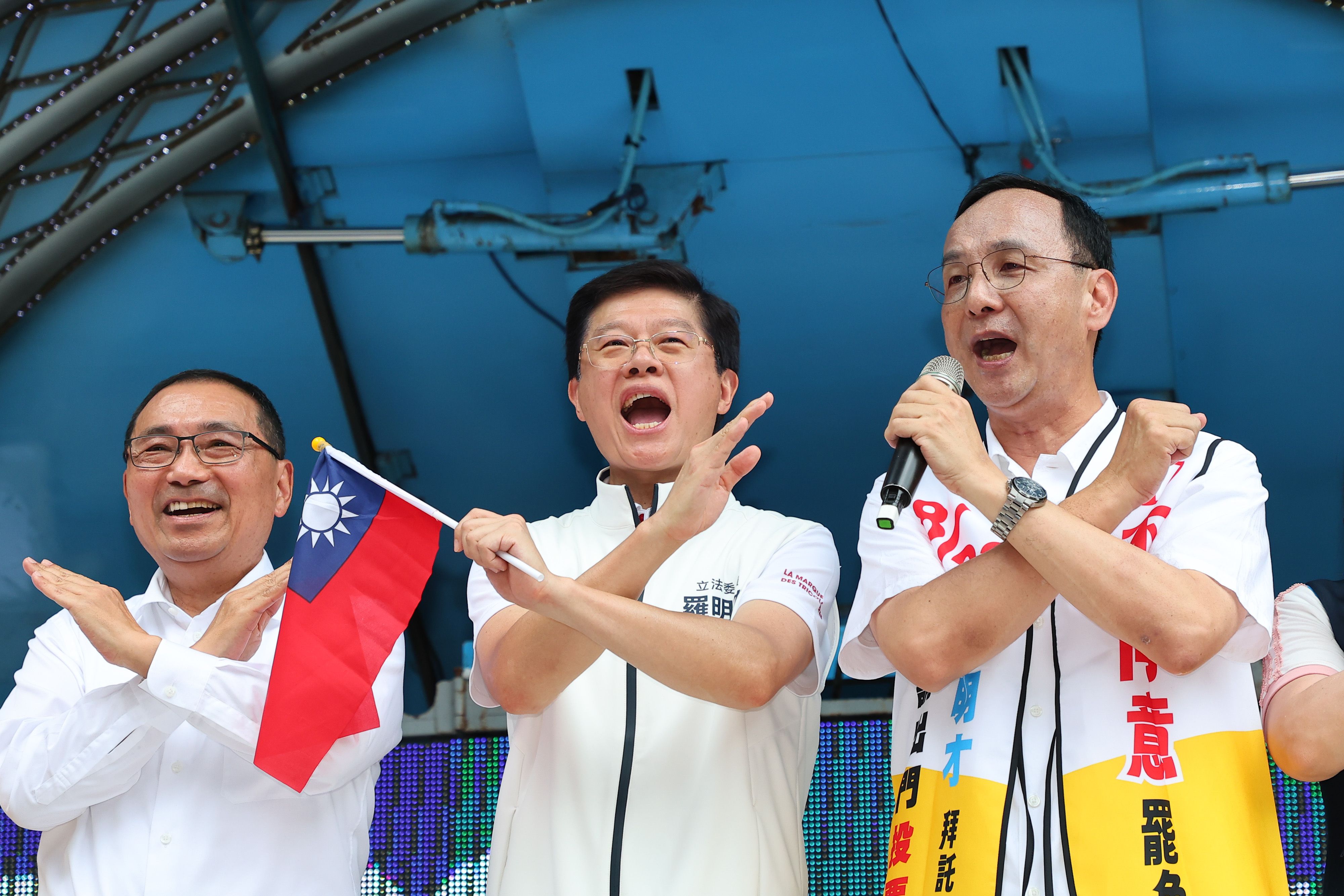 20250802-国民党主席朱立倫（右）、新北市長侯友宜（左）2日、羅明才「反悪罷、戦独裁」後援会成立大会に出席。（顏麟宇撮影）