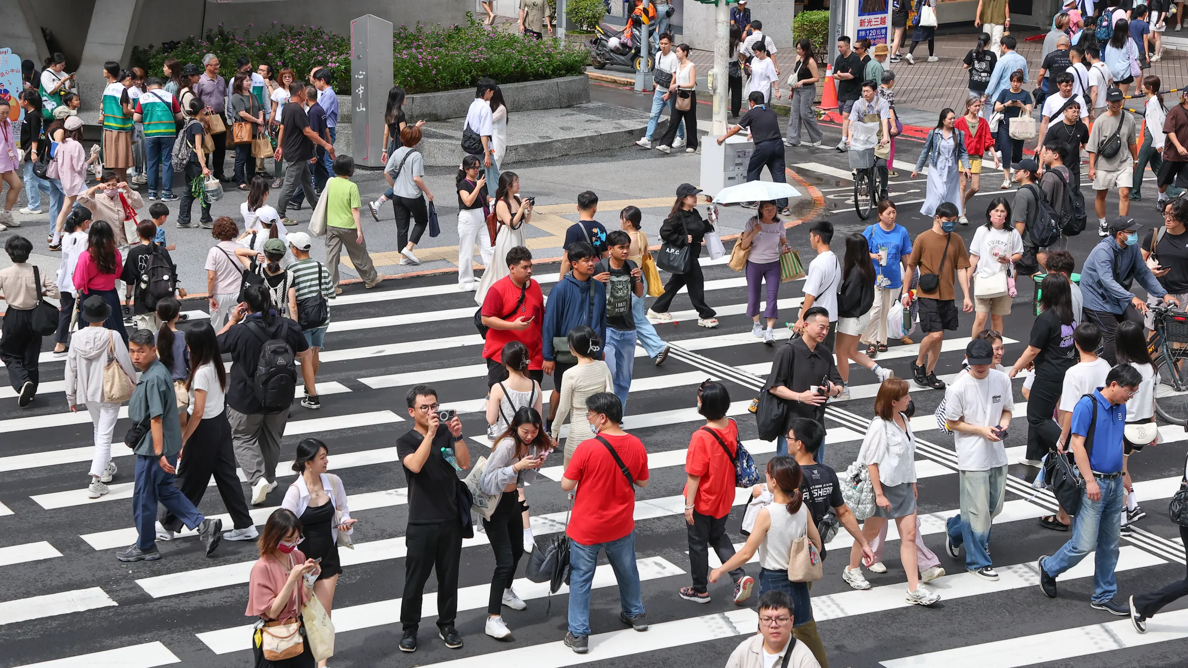 20250802-捷運中山站前巨型斑馬線，心中山線型公園行穿線，行人。（顏麟宇攝）