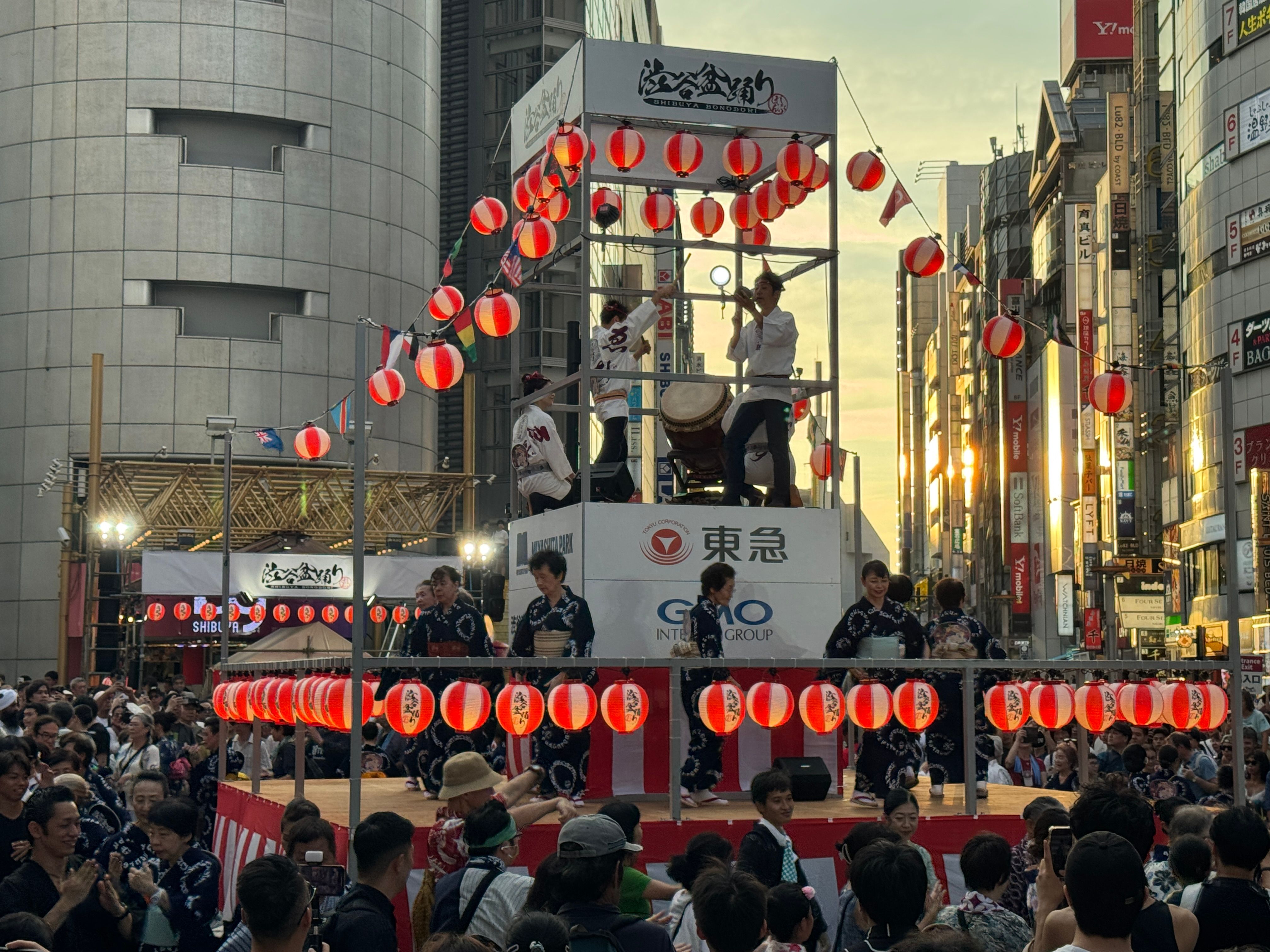 渋谷の夏恒例「渋谷盆踊り」が8月2日に開催され、来場者は約6万2,000人、うち3割が外国人だった。黃信維