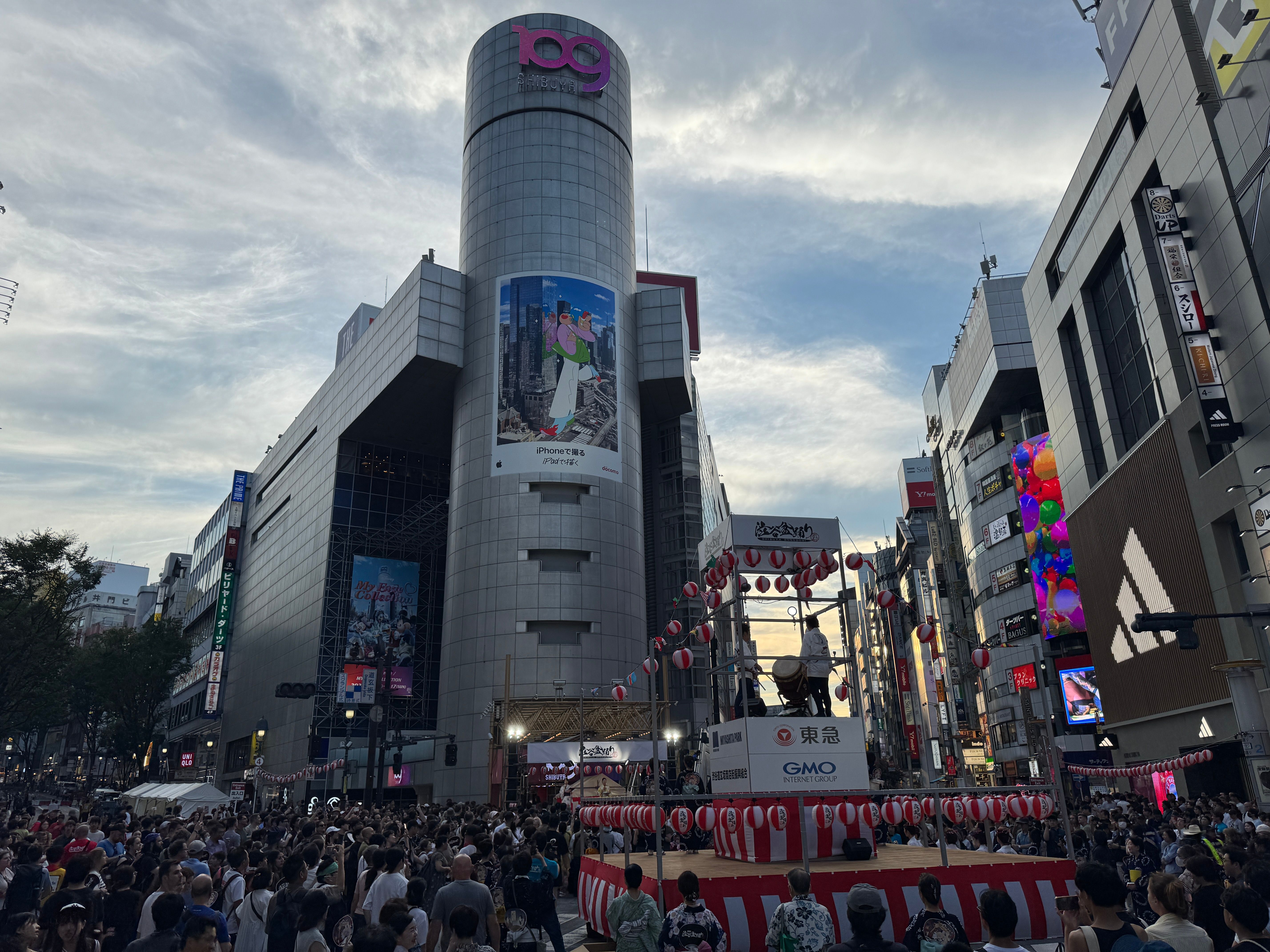 渋谷の夏恒例「渋谷盆踊り」が8月2日に開催され、来場者は約6万2,000人、うち3割が外国人だった。黃信維