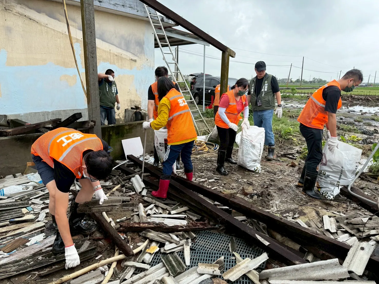 因應南部地區災情，民進黨中央黨部組成的志工團進行救災。（民進黨提供）