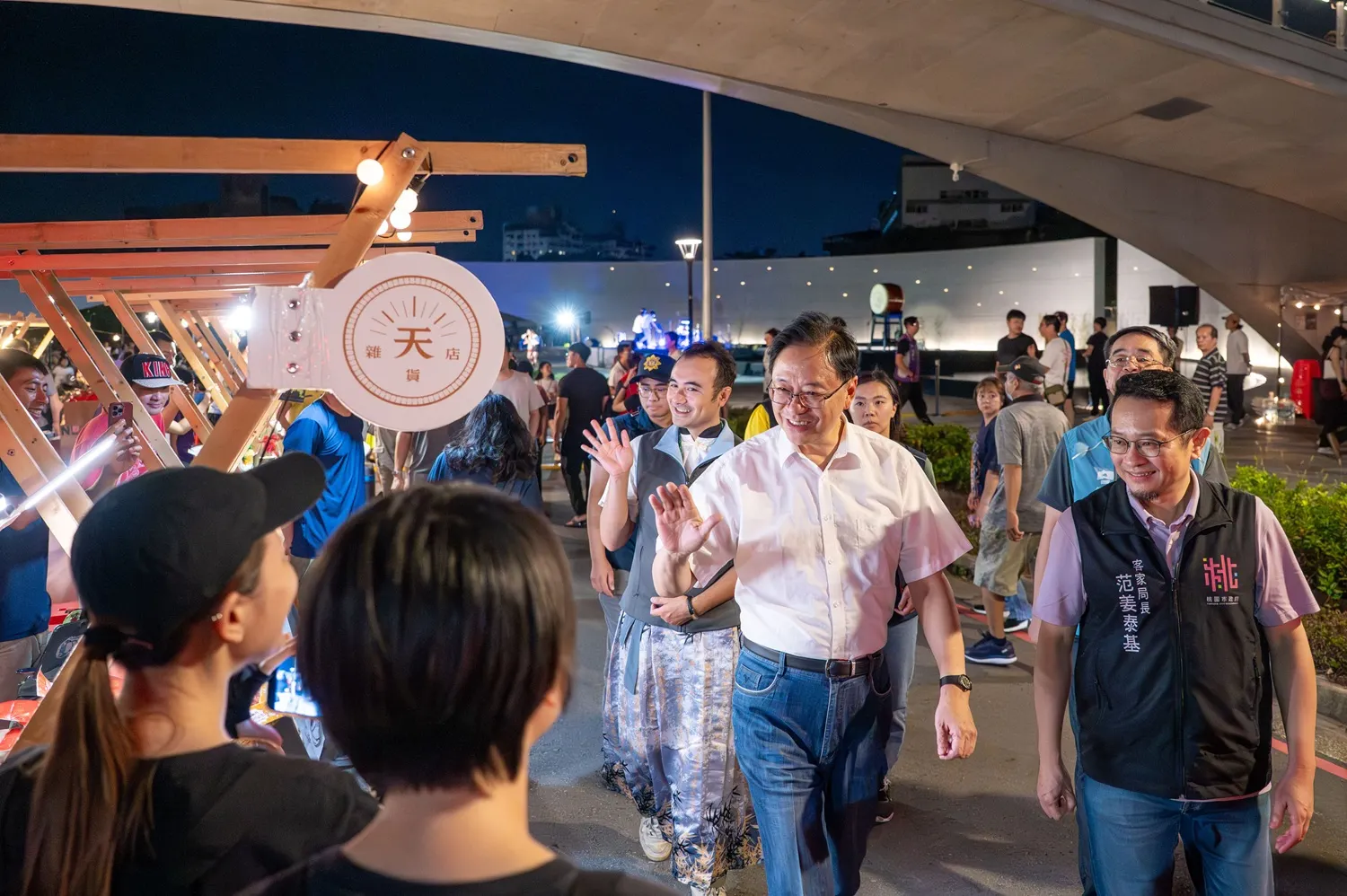 桃園市長張善政出席「義勇百卅夜－乙未保臺戰爭130週年紀念音樂會」，與民眾熱情互動。