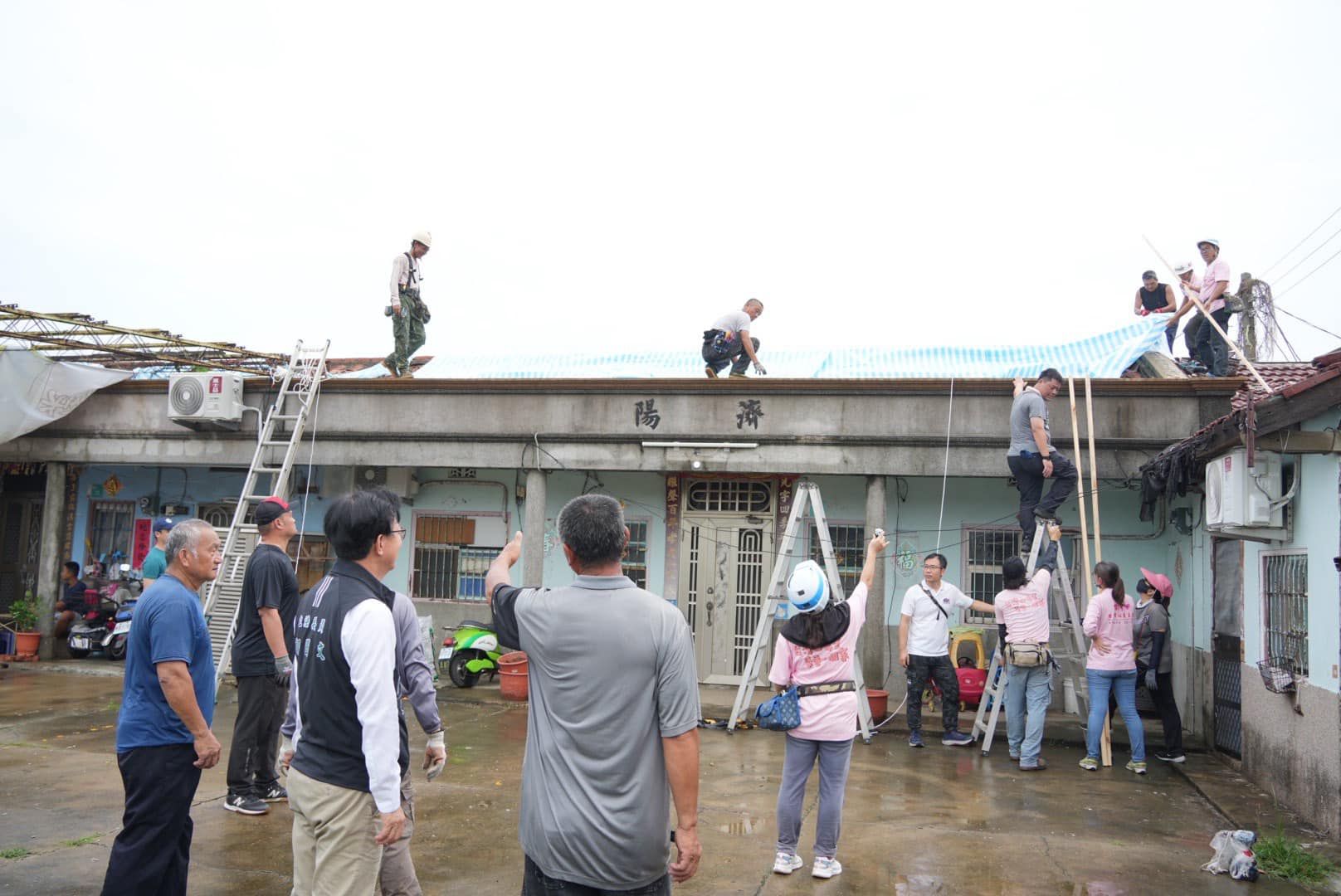針對石棉問題，民進黨立委郭國文（左二）、賴惠員都召開協調會，要求中央成立專案。（資料照，取自郭國文臉書）