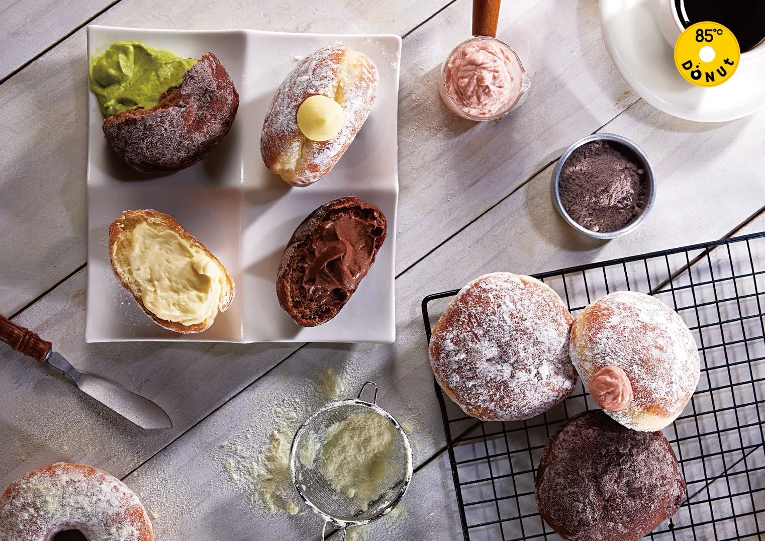 美食一次推出8款甜甜圈，包含經典、脆皮及爆餡3系列。（美食-KY提供）