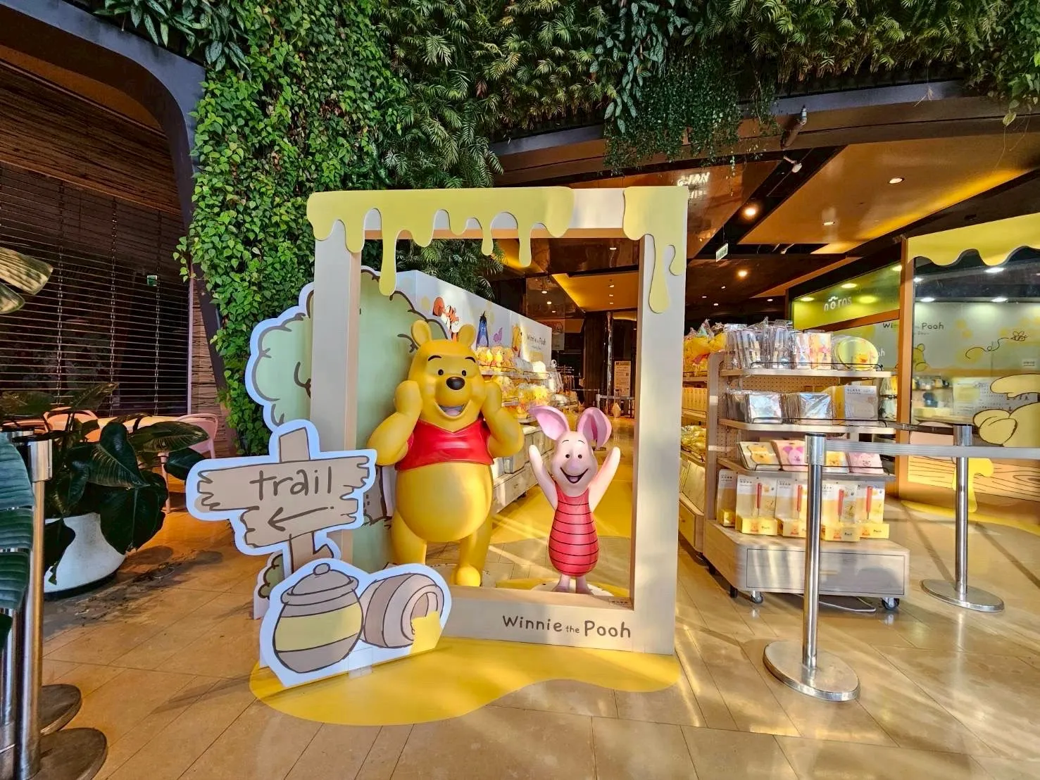 等身大的小熊維尼還有好朋友小豬是打卡拍照絕佳景點。 圖片來源：Norns