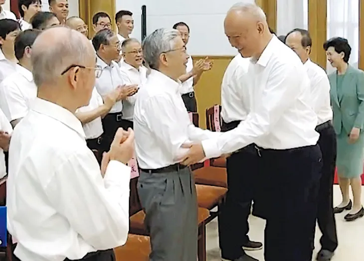中共中央政治局常委、中央書記處書記蔡奇8月3日到北戴河看望慰問暑期休假專家。（央視截圖）