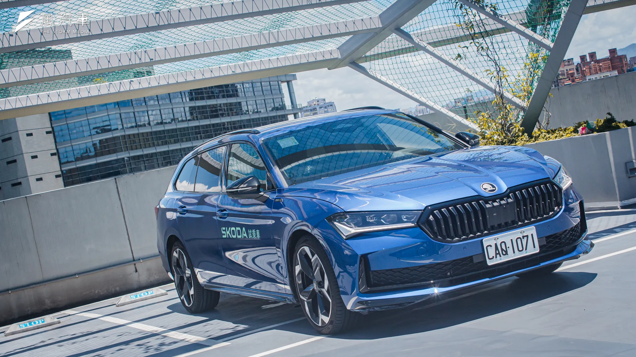 Skoda Superb 在第四代車型仍提供五門掀背及 Combi 雙車型，Combi 在風格設定上更為運動。