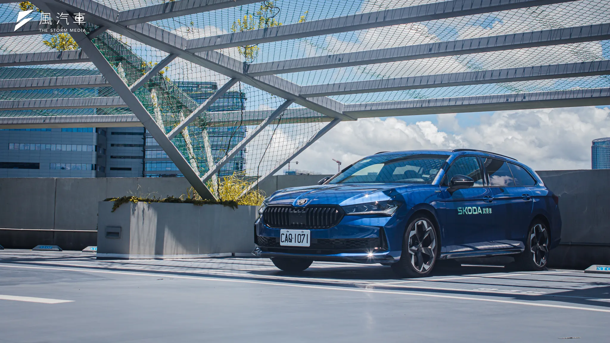 第四代大改款 Skoda Superb 明顯加大了車身尺寸，外觀內裝也換上全新風格。