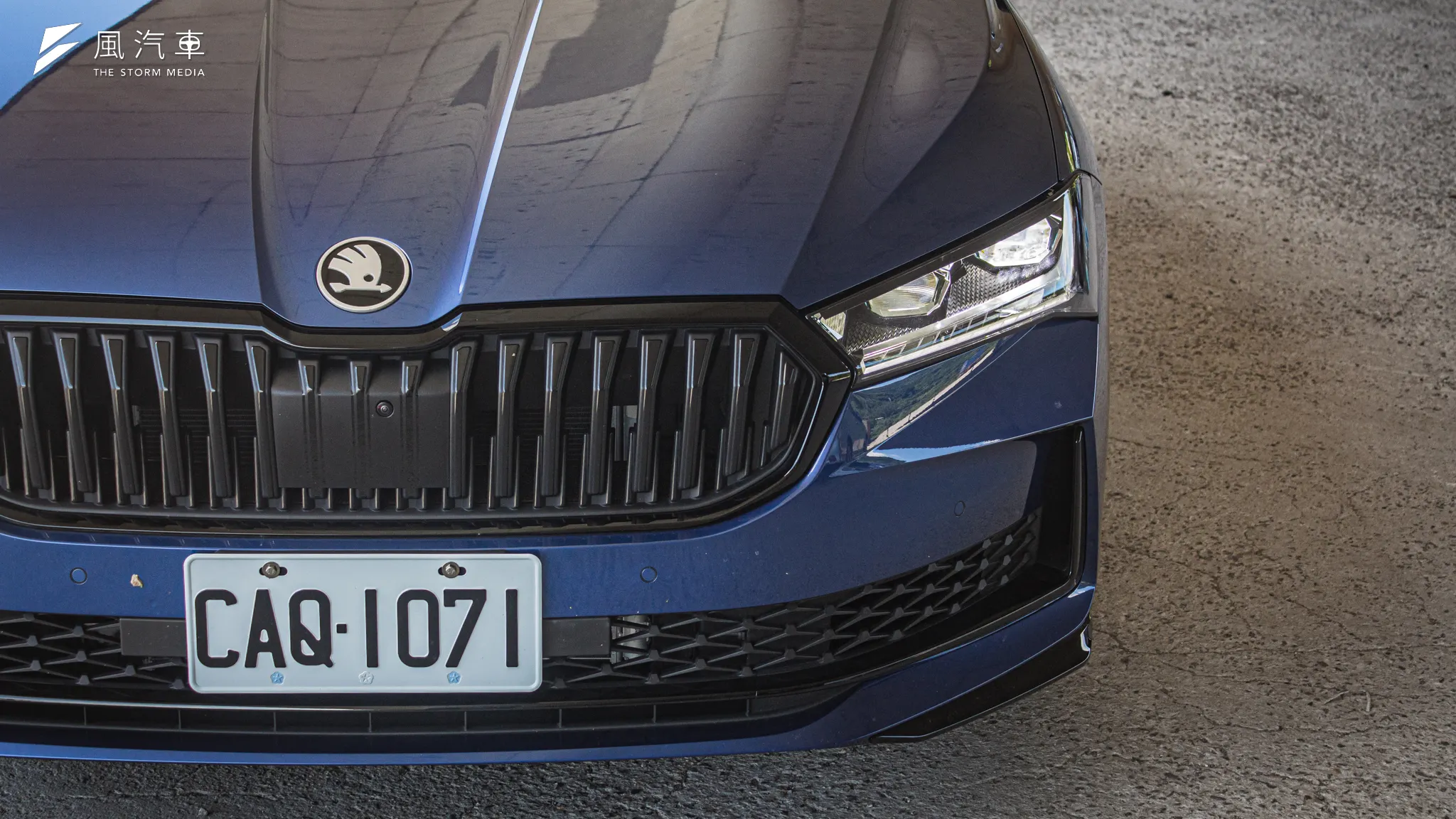 Skoda Superb 在大改款後將前一代的銳利稜角修飾得更為穩重，同時取消了原有的轉向輔助照明。