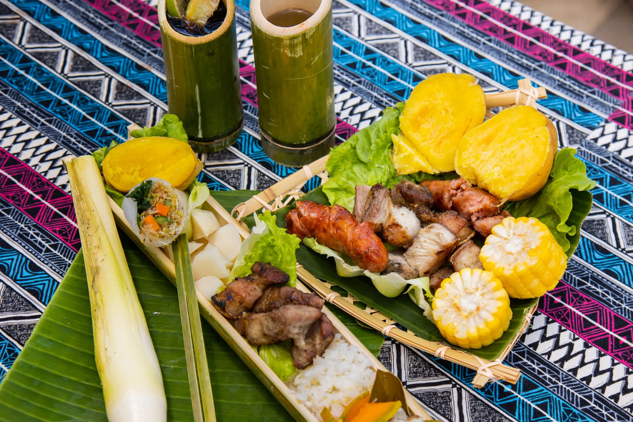 原民風味的美食饗宴有豐盛的烤肉大餐，香氣四溢、色香味俱全，讓人食指大動，感受部落待客的熱情。（圖／桃園市政府風景區管理處）