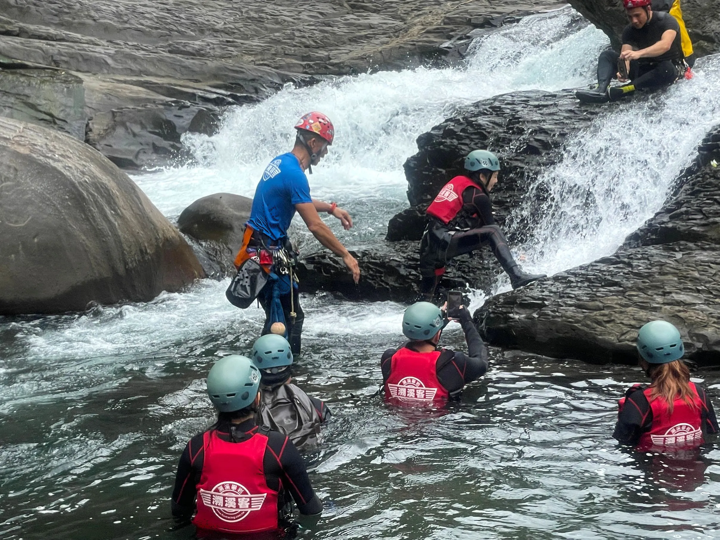 探索北橫夏季活動的健康小烏來溯溪趣，溯溪過程刺激有趣，在專業教練的帶領下也格外放心。（圖／桃園市政府風景區管理處）