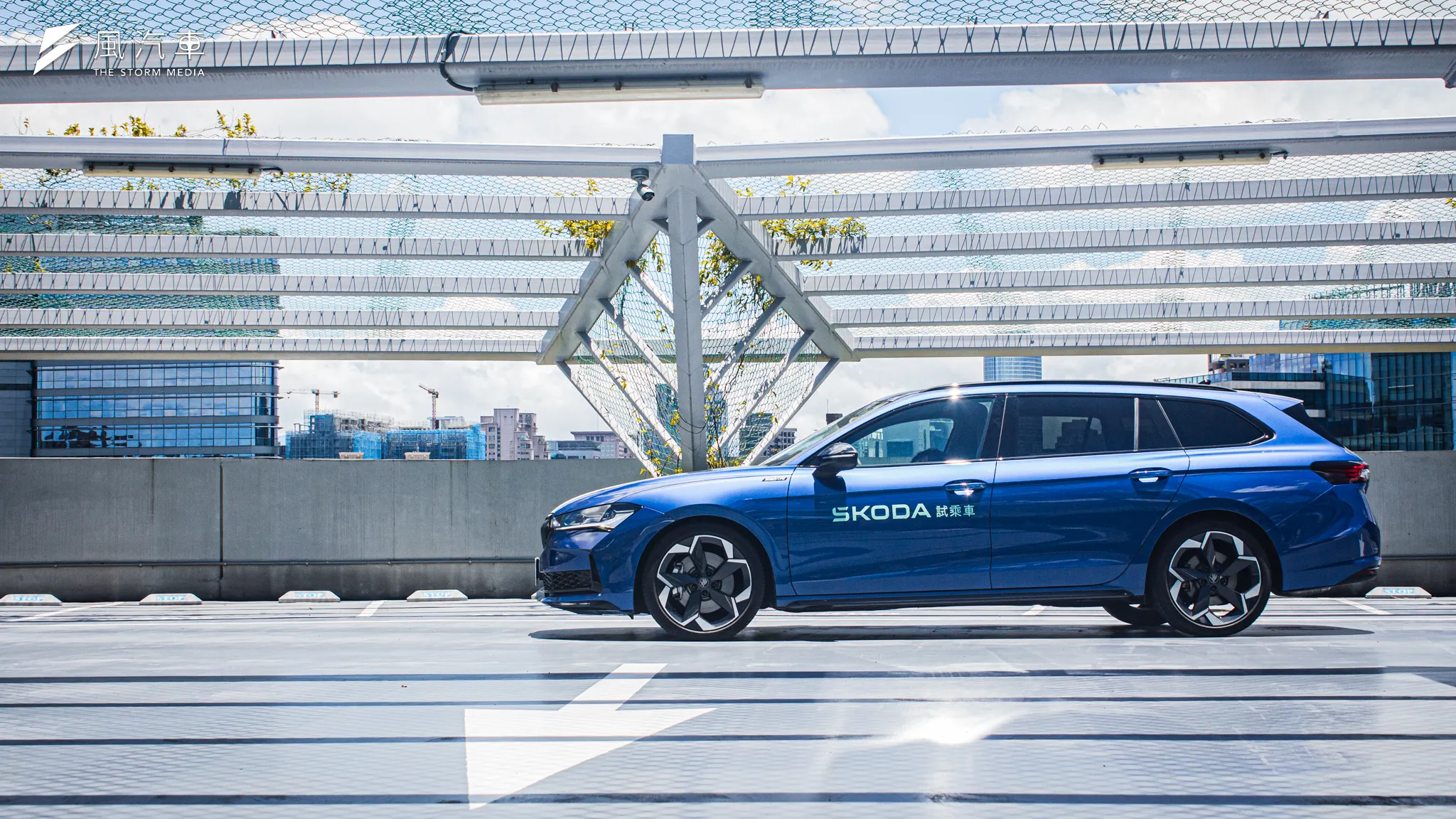 Superb Combi 在 2.0 以上車型接搭載 Sportline 外觀套件，多處細節上皆採黑化處理。