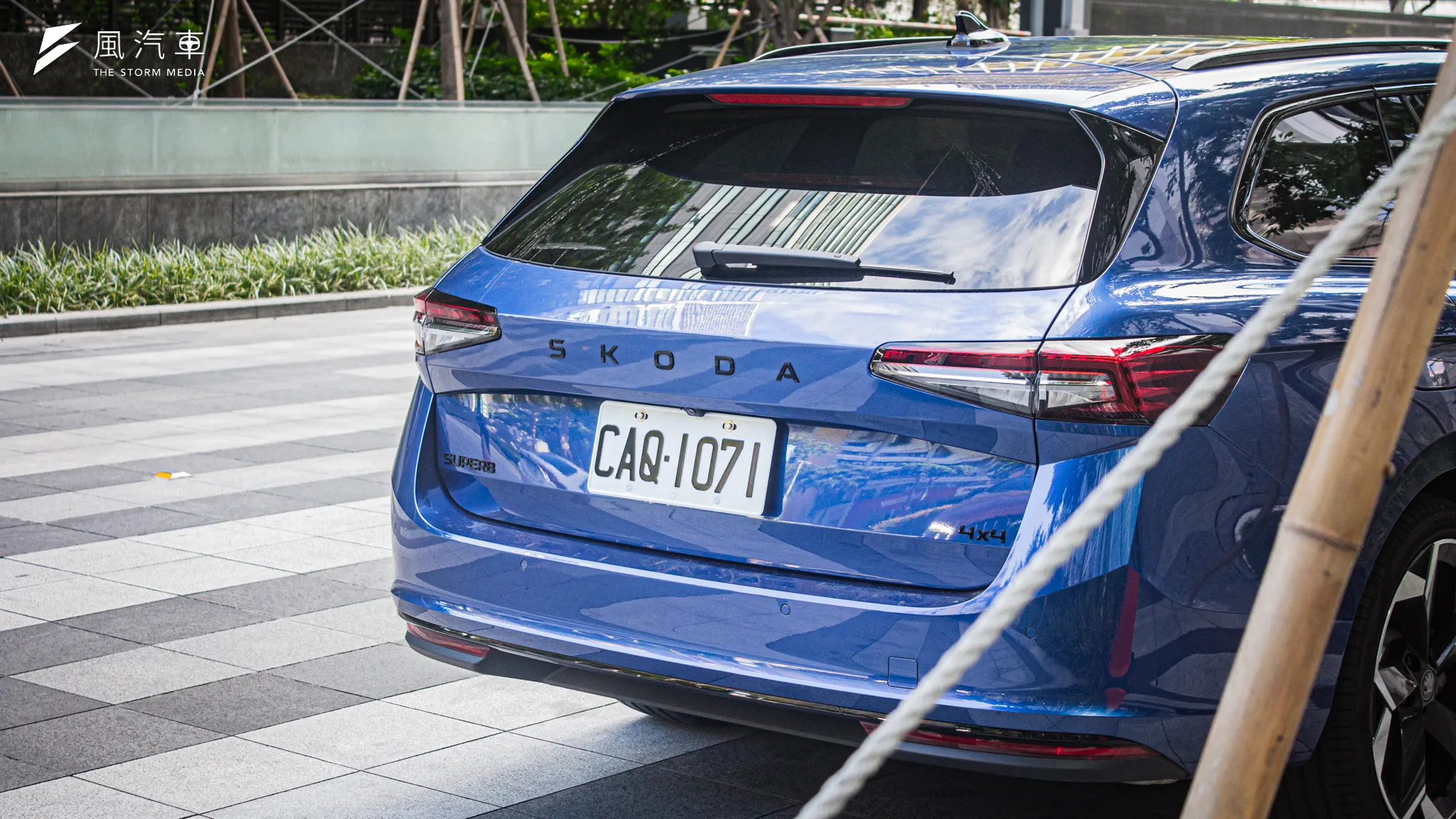 第四代 Superb 的車尾取消了前一代後期車型的貫穿式飾條設計，比例更為細長的冰焰紋尾燈讓視覺更俐落。