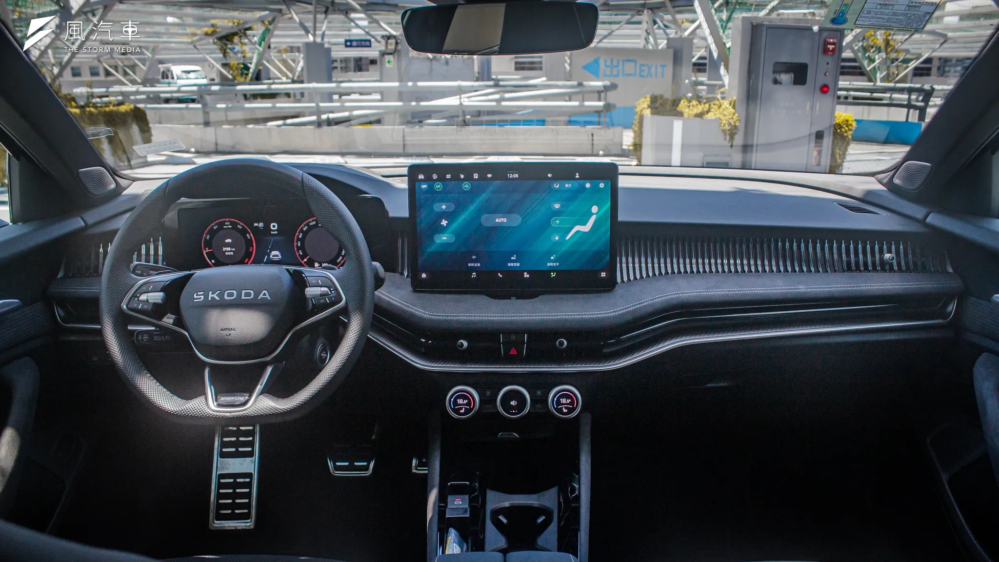 換上全新風格的內裝設計，以大比例觸控螢幕及黑耀晶柱交織出更具質感的車艙氛圍。