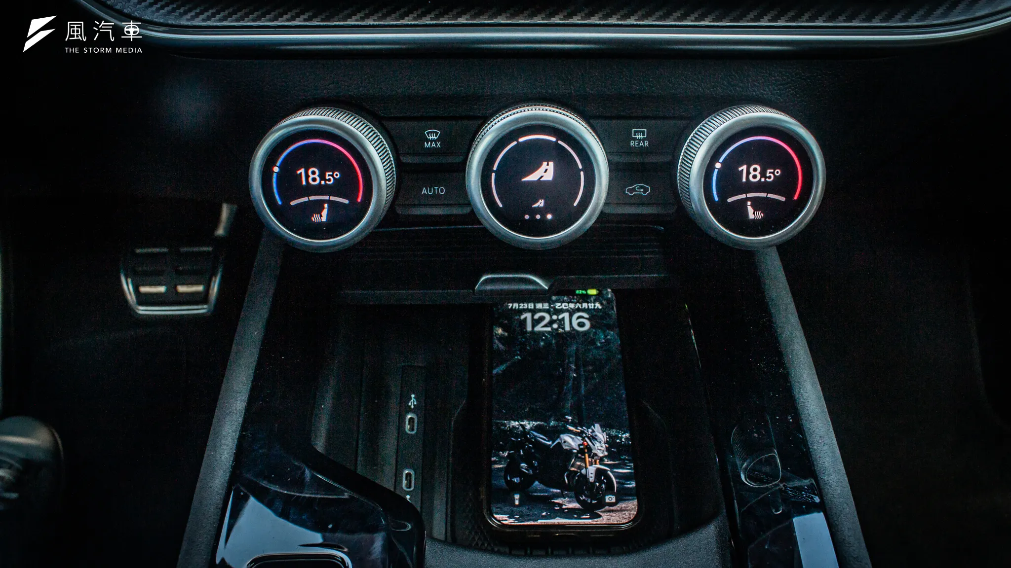 中控台部分除了三顆主要旋鈕外，下方置物槽備有 2 個 Type-C 充電孔以及 Qi無線充電面板。