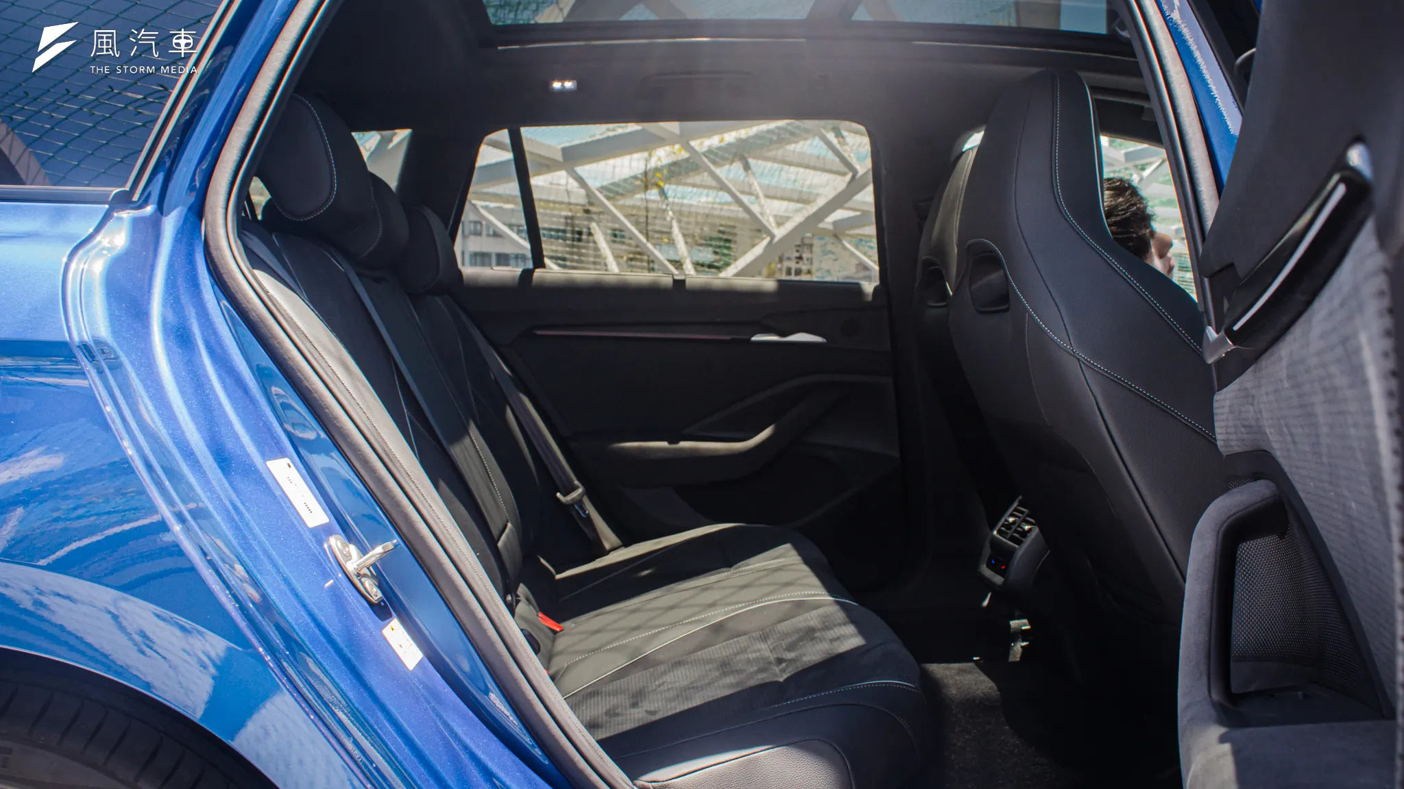 乘坐品質一直都是 Superb 的亮點之一，雖然中央地板因驅動軸而隆起，但放大後的車格讓本就寬裕的後座仍不擁擠。