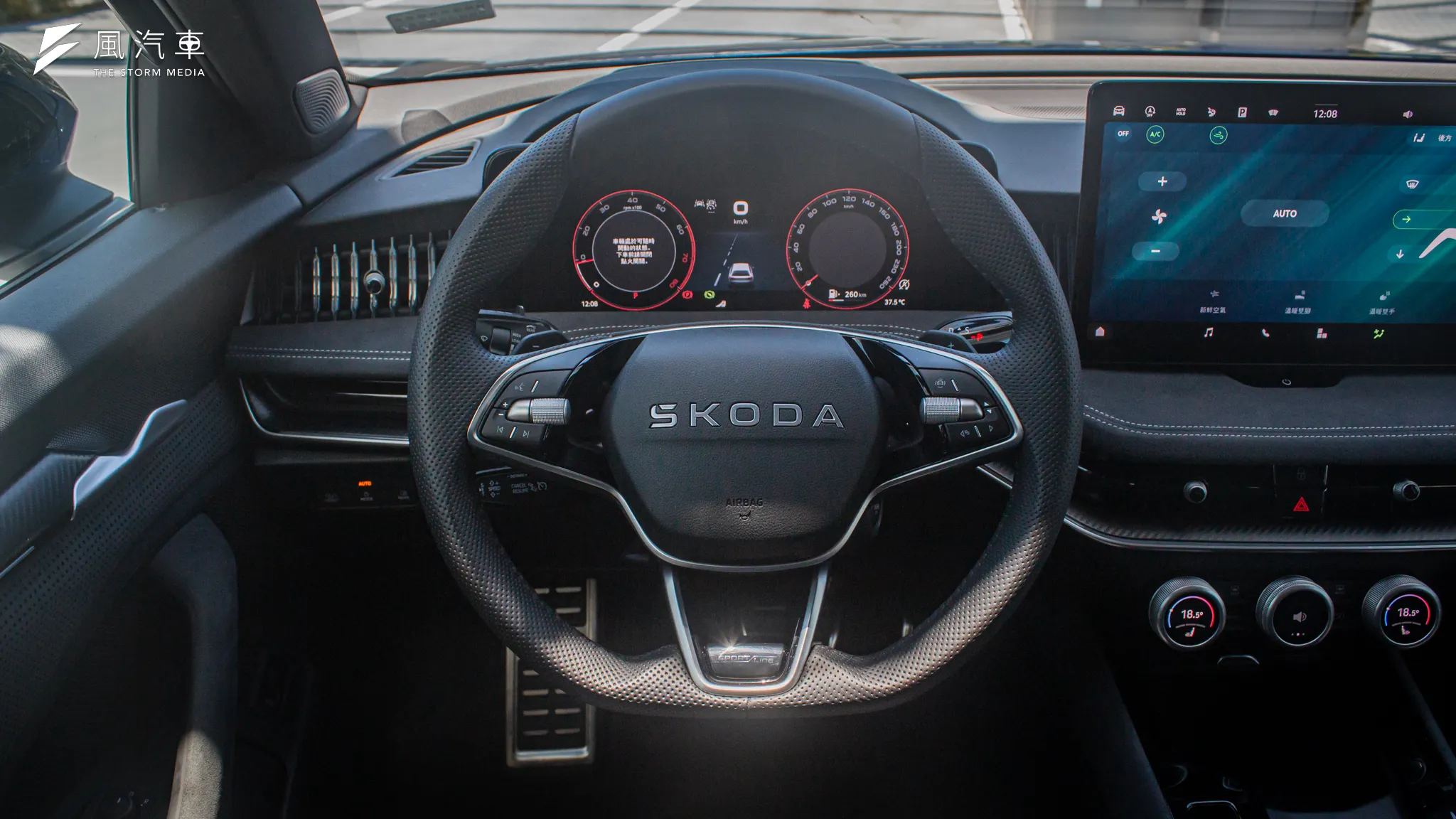 同樣屬 Sportline 套件下的三幅式平底方向盤，本身具有換檔撥片外，可以在後方看到熟悉的線傳式排檔機柱。