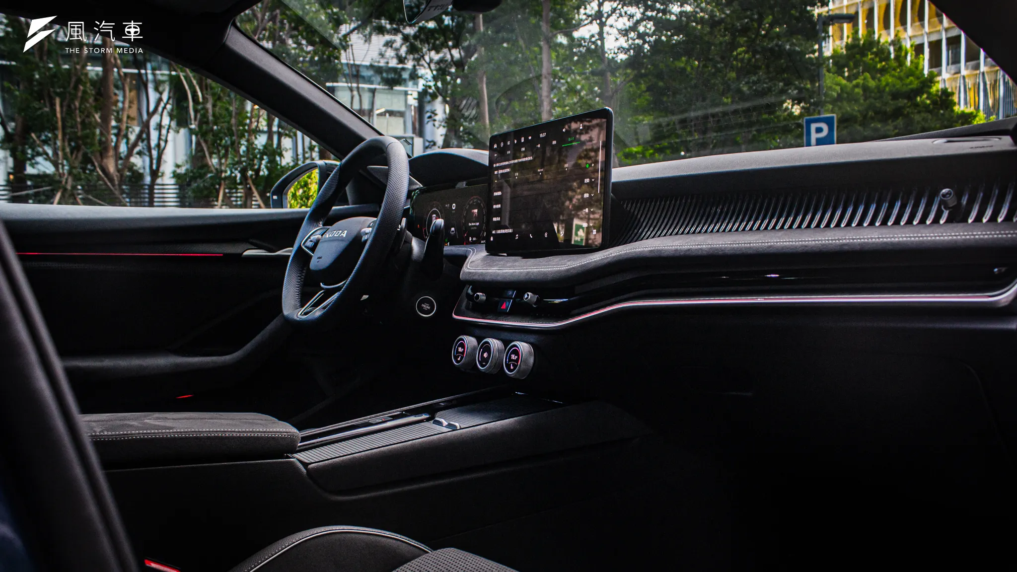 本次試駕的 Sportplus 車型在內裝風格上以深色調為主軸，加上麂皮的中控材質打造更為強烈的運動氣息。