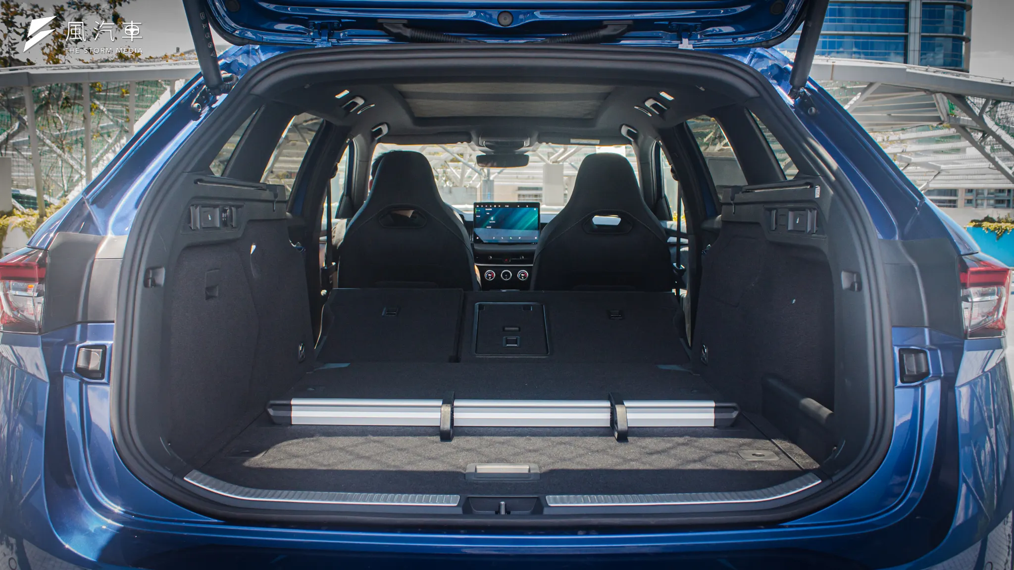 行李箱空間在 Combi 車型上分別為 690L的標準容積與後座傾倒後的 1,920L ，開口角度與深度表現都相當出色。