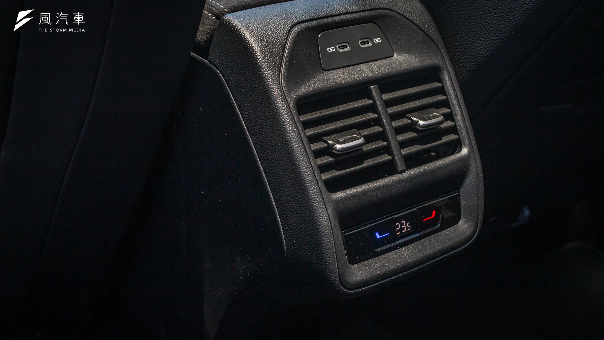 第四代 Superb Combi 將三區恆溫空調列為標準配備，後座也同樣具有兩組 Type-C 充電孔。