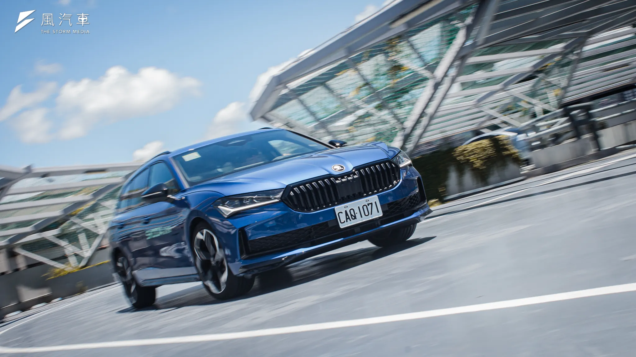 第四代的 Superb 在全車系標配雙層玻璃，車室隔音效果比起上一代車型有了明顯進步。