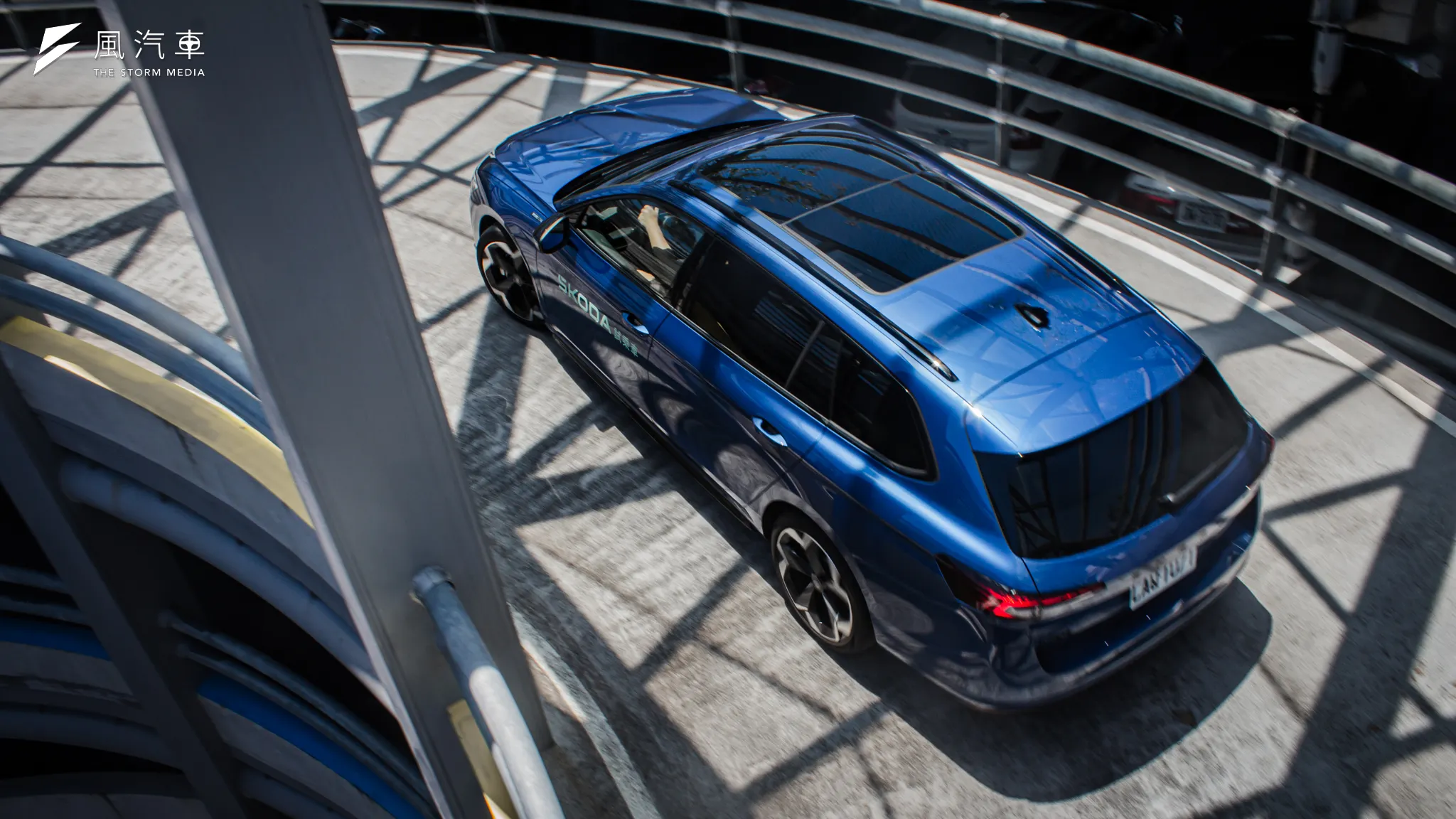 不僅是來自方向盤充沛的輔助力道，底盤及懸吊設定都讓Superb的轉向動態更靈敏。