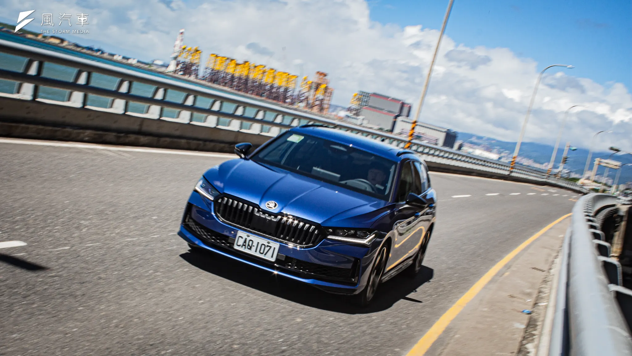 即便是較為輕鬆的駕馭放室，採用硬朗的懸吊設定反而更能體現第四代 Superb 的優異。