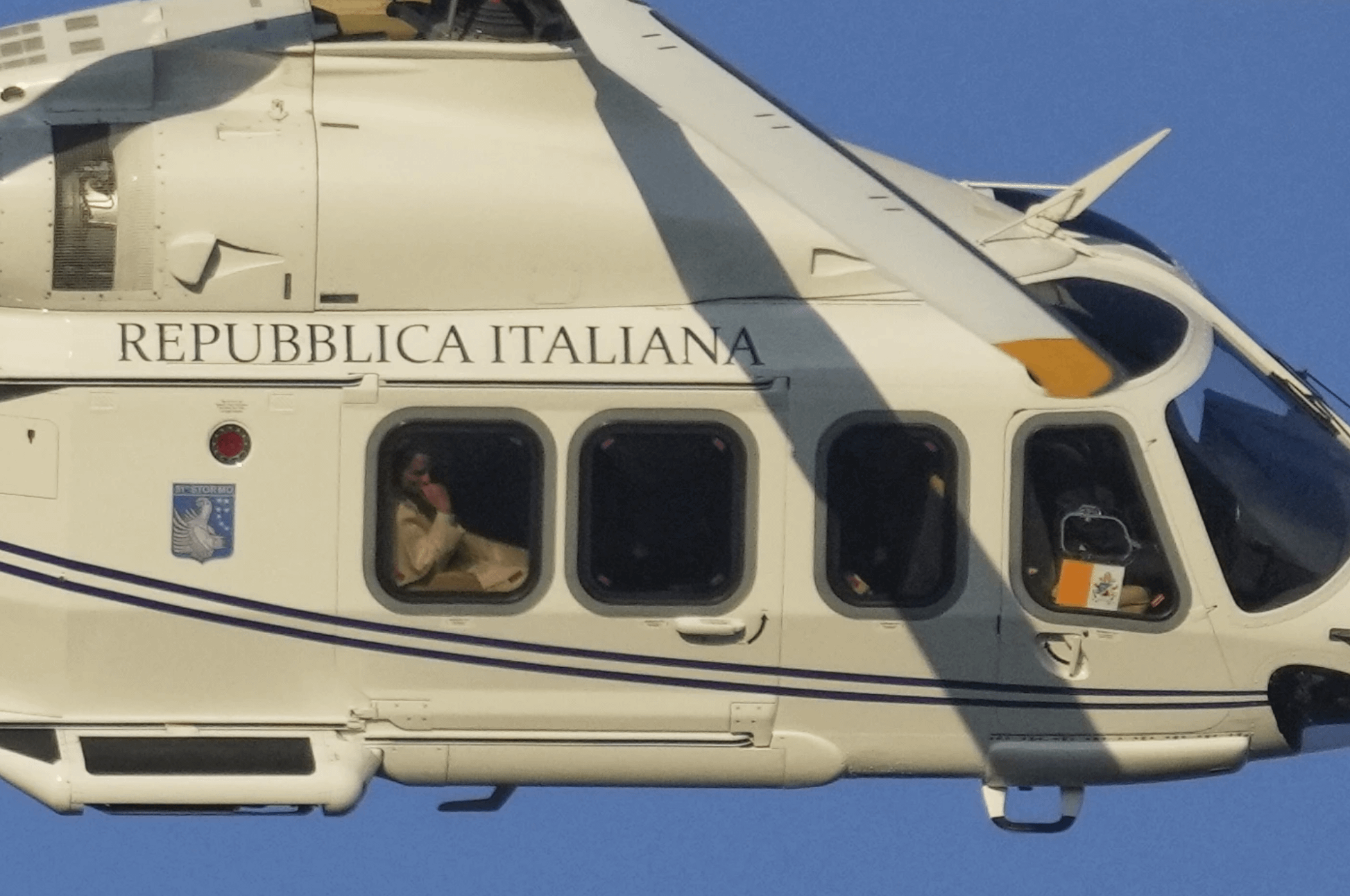 2025年8月2日，教宗良十四世（Pope Leo XIV）乘直升機，現身義大利羅馬托爾維爾加塔（Tor Vergata）「禧年青年日」（Jubilee of Youth）。（美聯社）