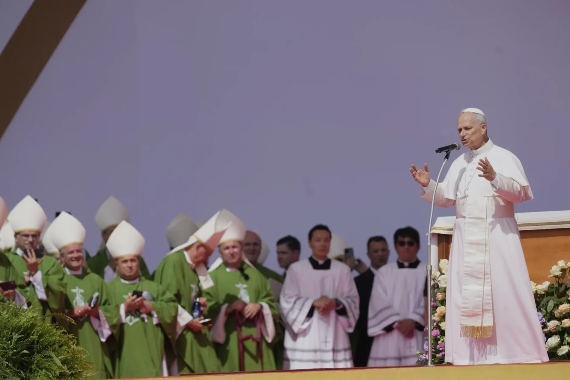 2025年8月3日，教宗良十四世（Pope Leo XIV）在義大利羅馬托爾維爾加塔（Tor Vergata）會場主持「禧年青年日」（Jubilee of Youth）彌撒。（美聯社）