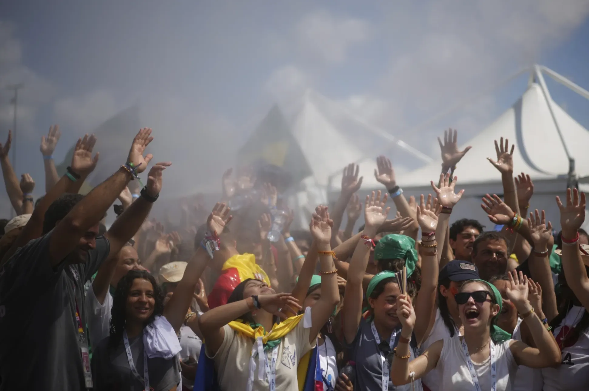 2025年8月2日，在義大利羅馬托爾維爾加塔（Tor Vergata）參與「禧年青年日」（Jubilee of Youth）的青少年們。（美聯社）