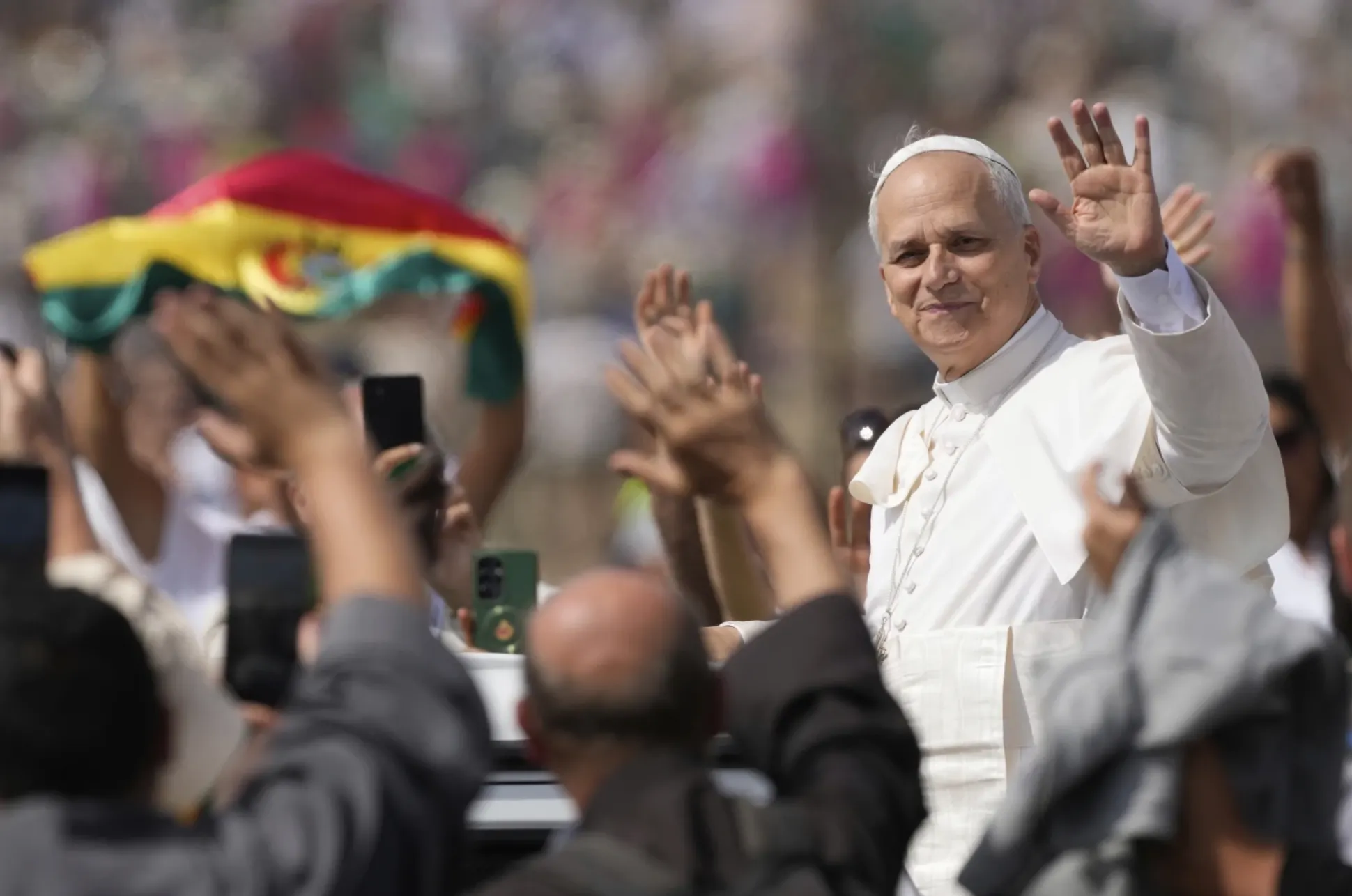 2025年8月3日，教宗良十四世（Pope Leo XIV）現身義大利羅馬托爾維爾加塔（Tor Vergata）「禧年青年日」（Jubilee of Youth）向群眾揮手致意。（美聯社）