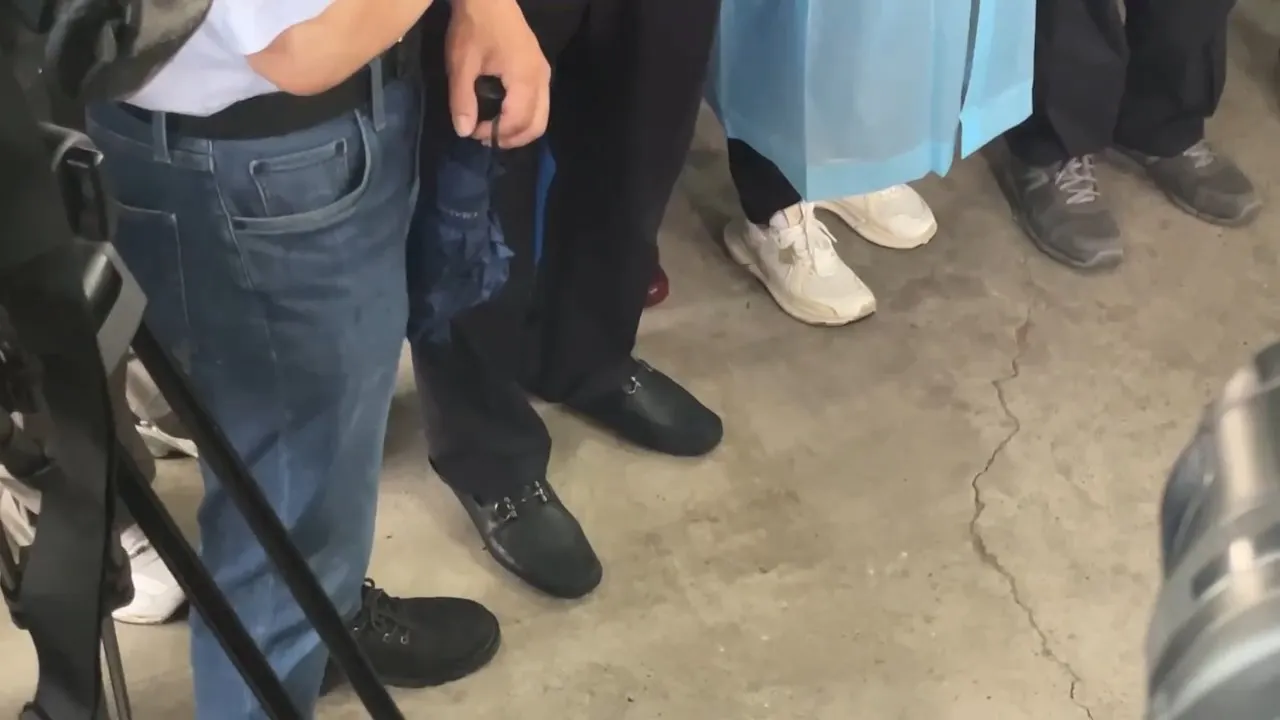 經濟部長郭智輝被在地居民拍下穿皮鞋勘災。（讀者提供）