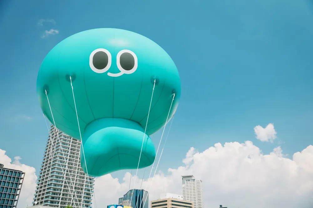 由民間自主發起的a-We氣球冉冉升起，成為飄揚在大阪天空中最自由、療癒風景。