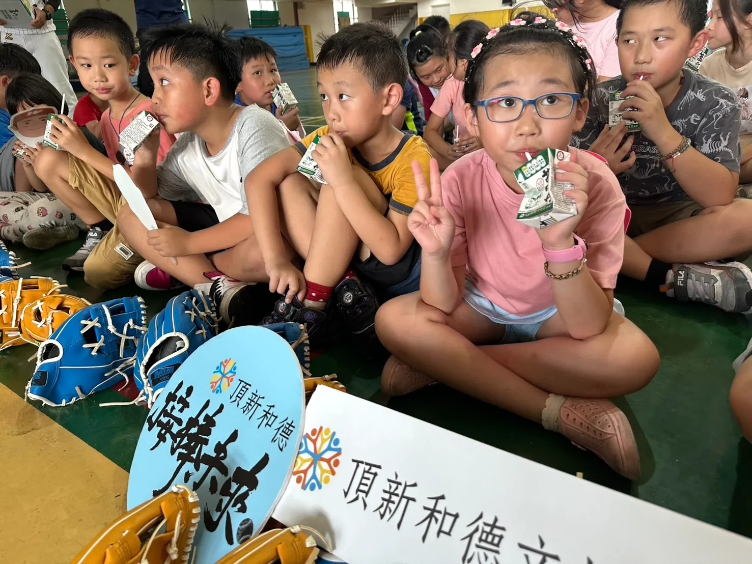 頂新和德文教基金會結合味全食品「沃鄉計畫」的全力支持，提供保久乳給三芝、萬里地區至少300戶家庭營養補給。(頂新和德文教基金會提供)