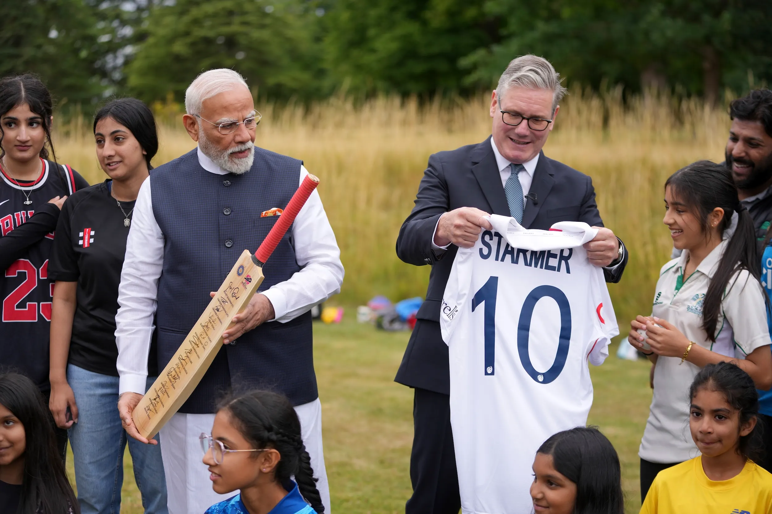 2025年7月24日、イギリス首相スケールとインド首相モディがイングランドのエールズベリー近くの学校を訪問。（AP）