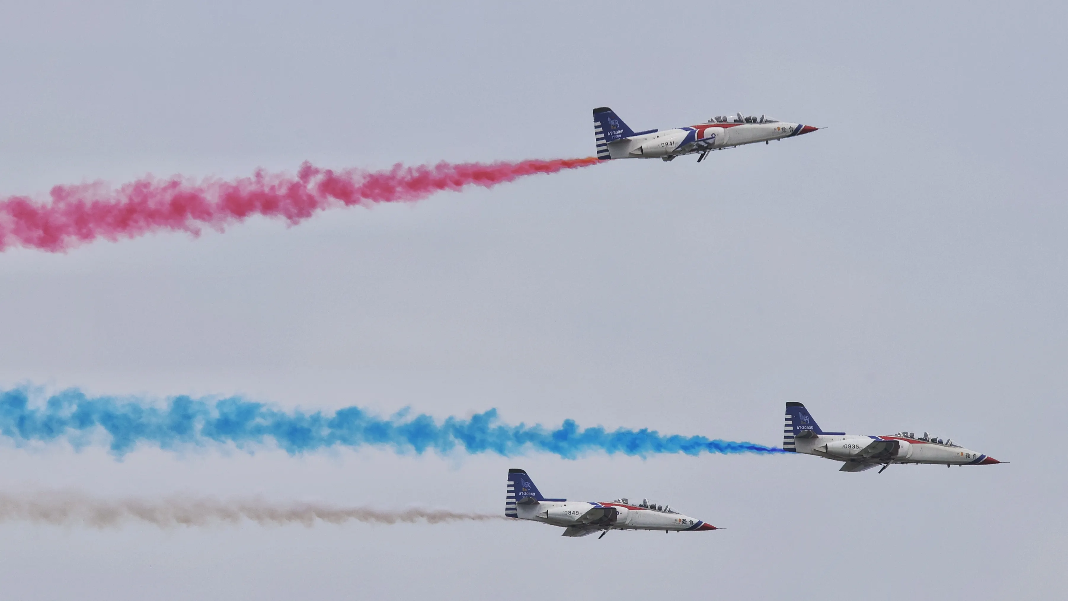 20250805-空軍5日舉行雷虎小組傳承交接典禮， 圖為三架AT-3自強號機編隊飛行。（柯承惠攝）