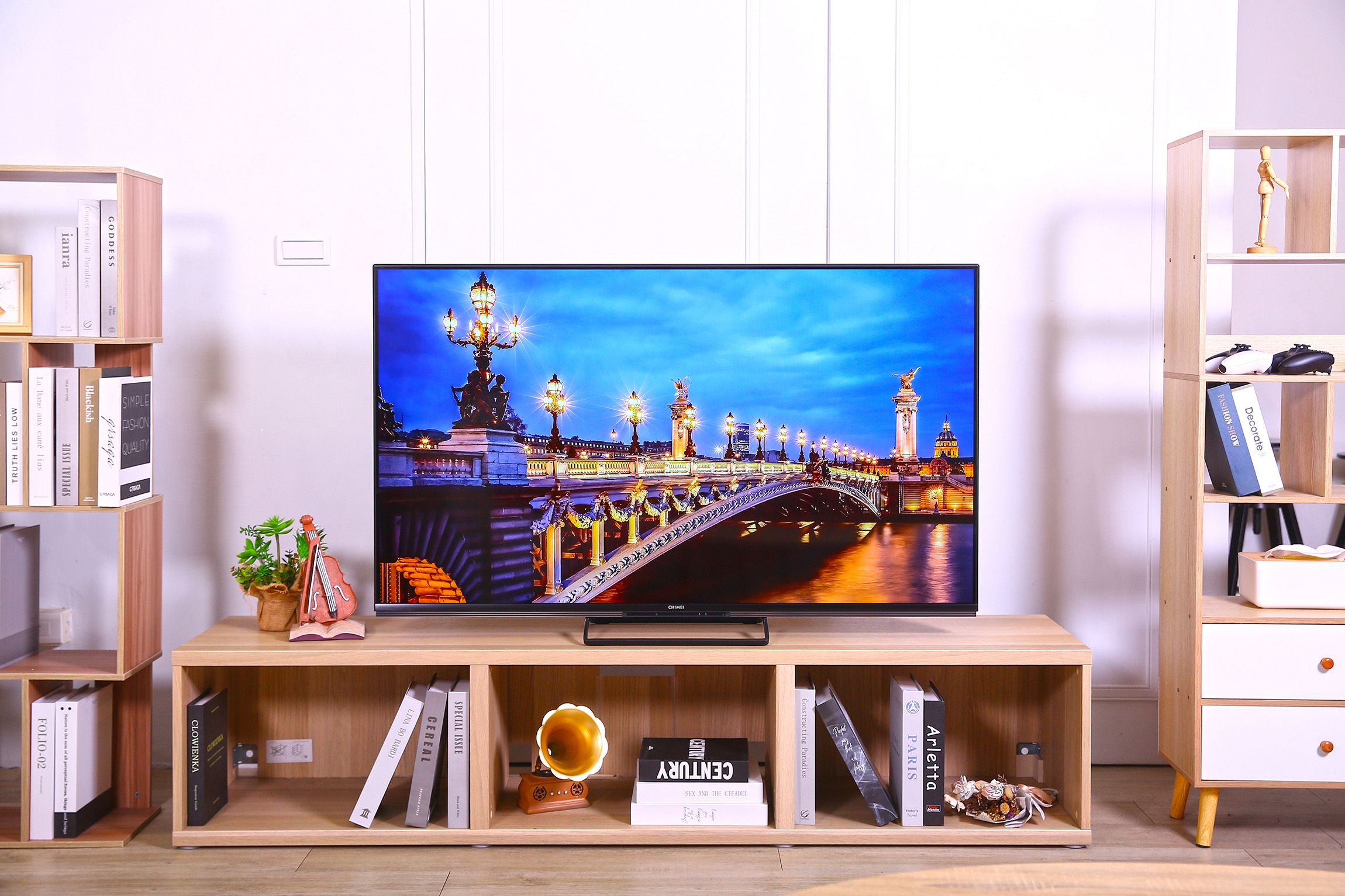 CHIMEI 奇美家電｜旗艦級 UM 系列大 4K Google TV，搭載 Mini LED + QLED 量子點技術與 奇美3D原聲沉浸音效 + Dolby Atmos® ，呈現極致畫質與劇院級聲效。(圖_奇美家電提供)