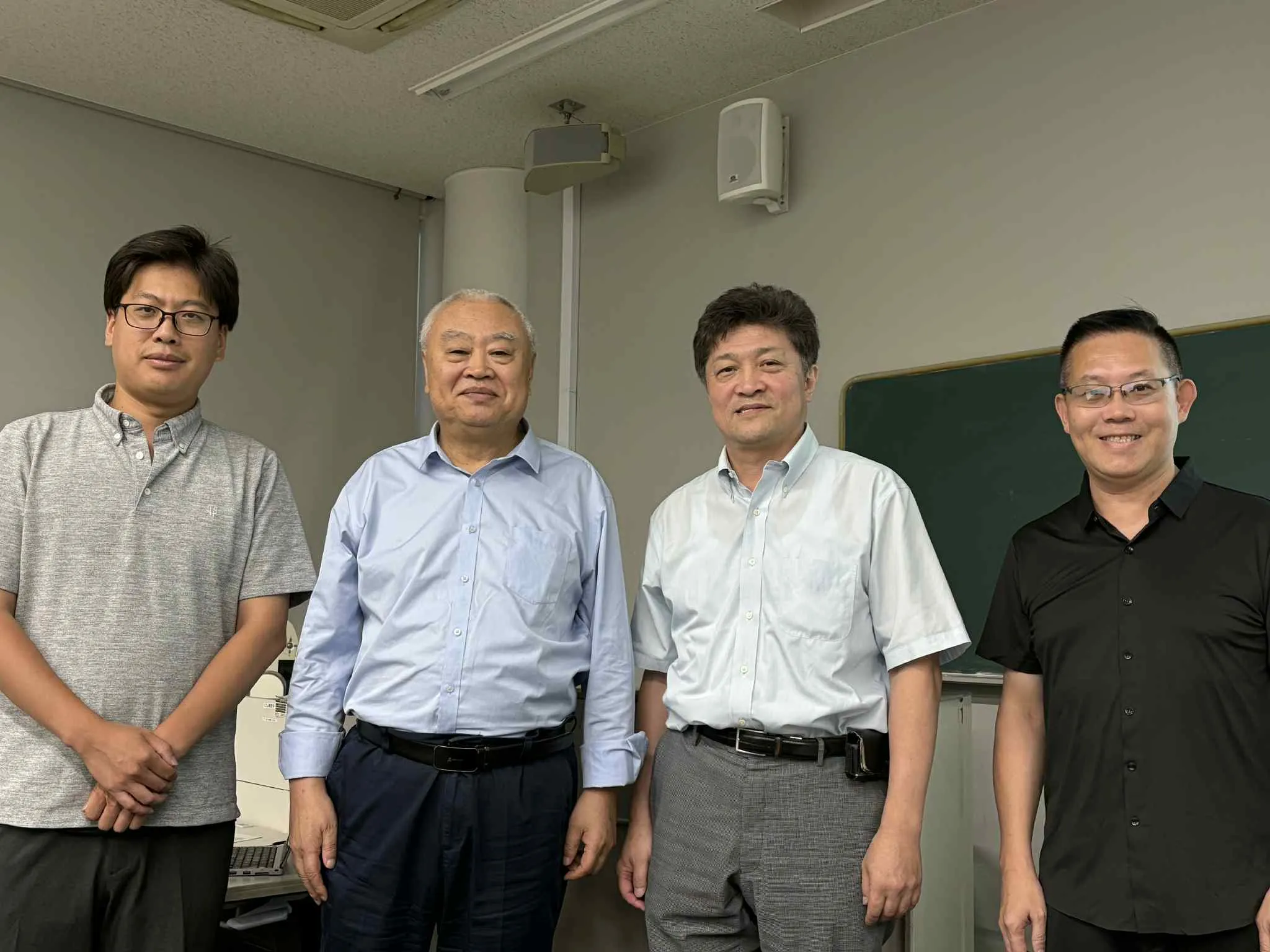 華東師範大學歷史系終身教授沈志華（左二）與東大學者合影。（杜宗熹攝）