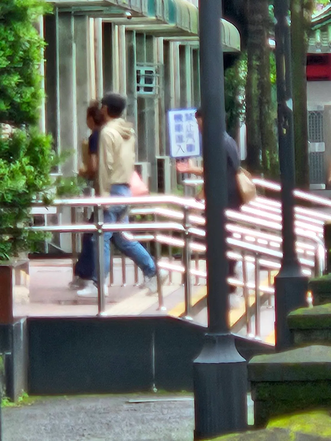 20250805-調查局聯合專案小組於2025年7月26日上午8時許將涉嫌台積電2奈米晶片案的陳姓嫌疑人（淺色上衣者）移送台北市博愛路台灣高檢署。（林益民攝）